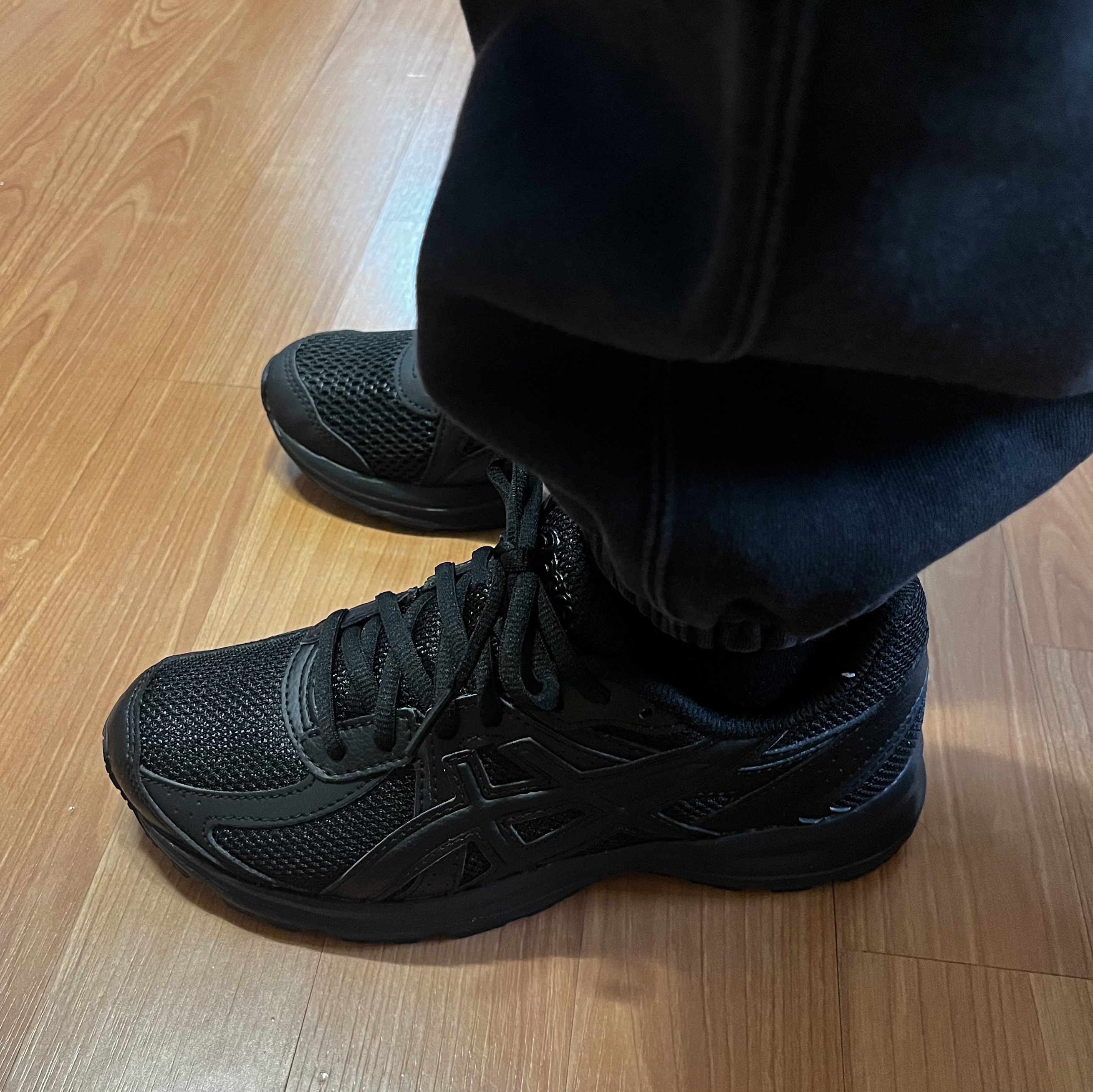 Asics Jog 100 S Black - 2E Wide, (W) Asics Jolt 2 Black Dark Grey - D Wide 착용 스타일 - 1