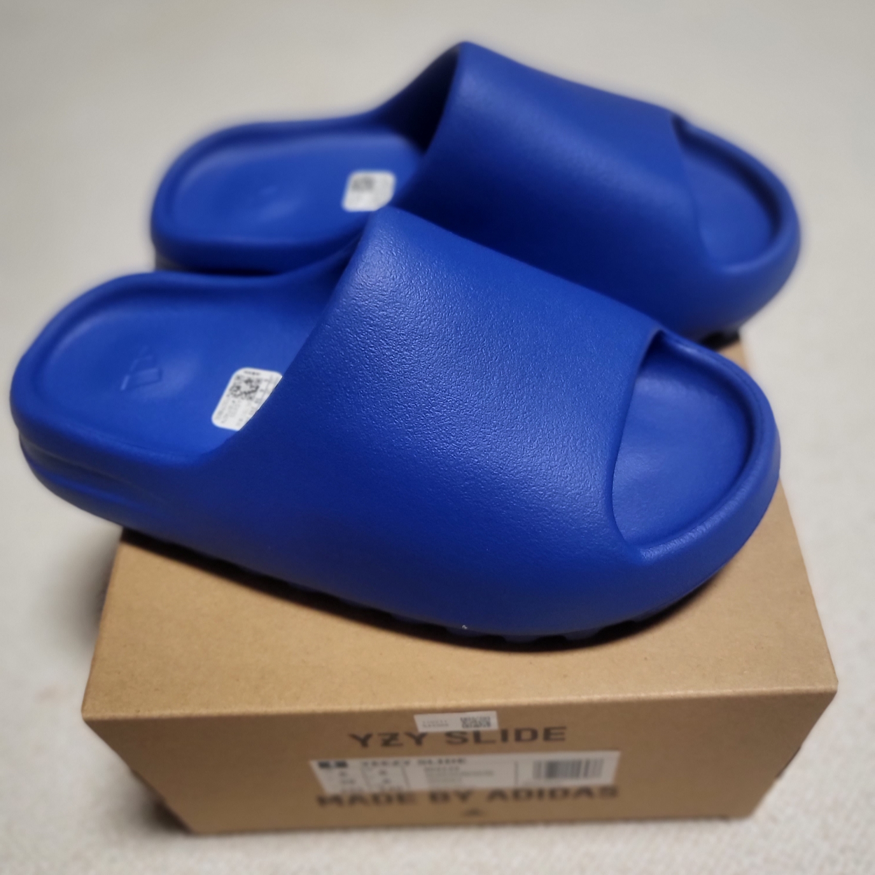 Adidas Yeezy Slide Azure 착용 스타일 - 5