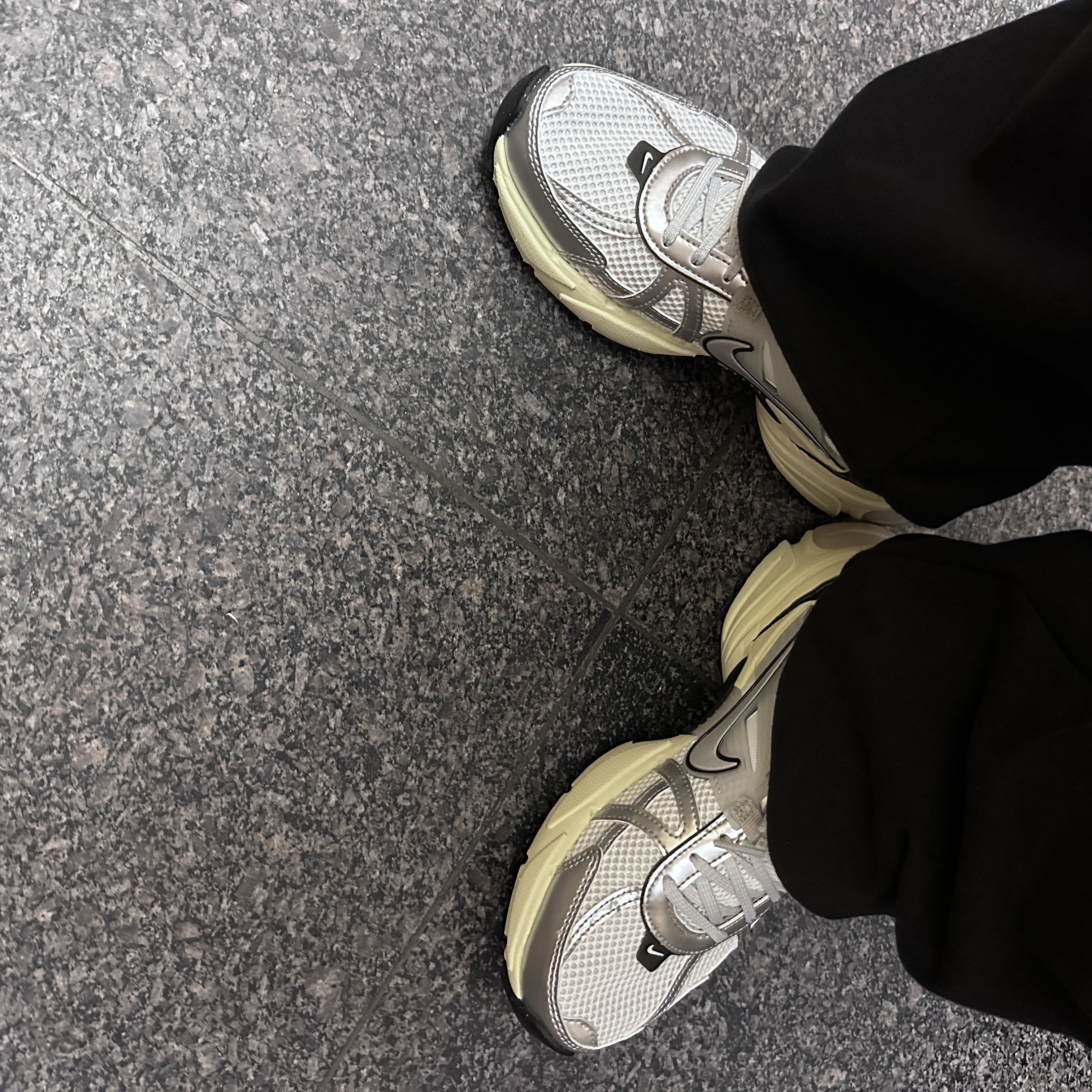 Nike V2K Run Summit White Metallic Silver 착용 스타일