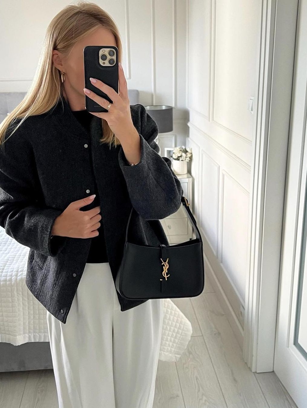 Saint Laurent Bronze Monogram Le 5 A 7 Hobo Bag in Smooth Leather Black, Saint Laurent Le 5 A 7 Mini Hobo in Smooth Leather Black 착용 스타일 - 2