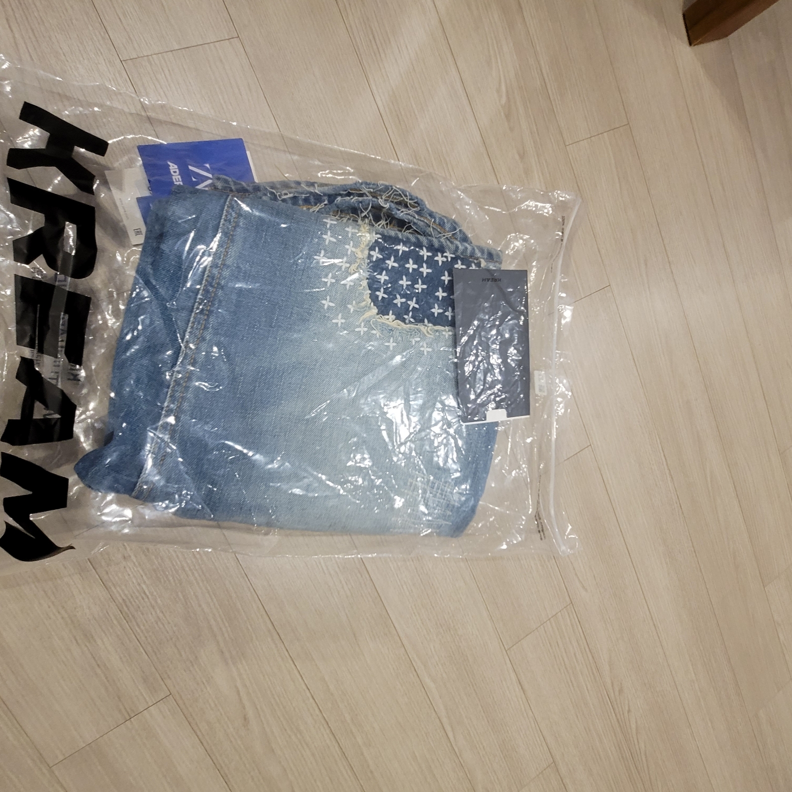 Zara x Ader Error Patchwork Jeans Blue, IAB Studio Hoodie Dual Gray 착용 스타일 - 5