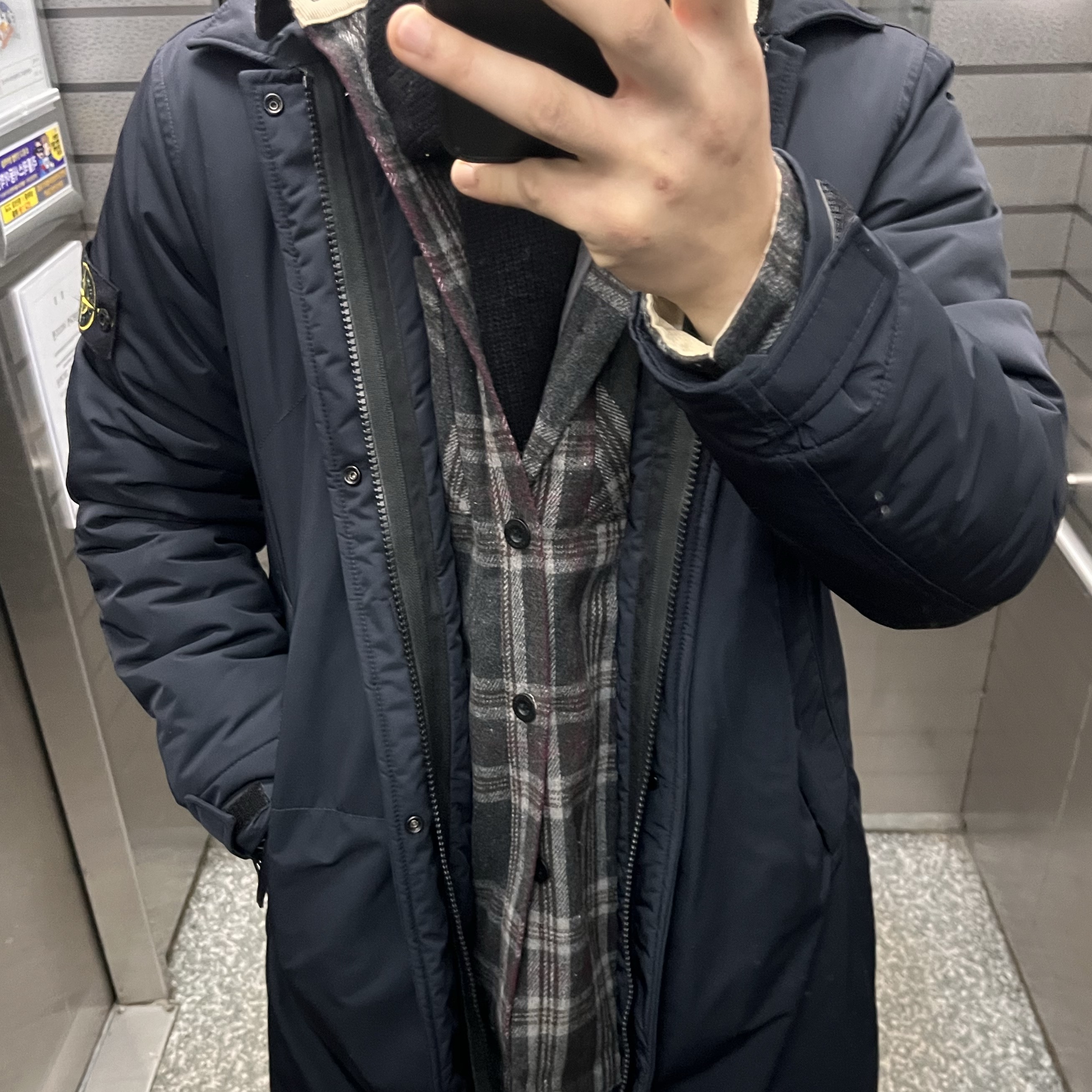 스톤 아일랜드 63750 가먼트 다이드 헤비 코튼 롱슬리브 티셔츠 블랙 - 22SS, 스톤 아일랜드 70726 마이크로 트윌 프리마로프트 퓨어 인슐레이션 트렌치 코트 네이비 블루 - 23FW 착용 스타일 - 1