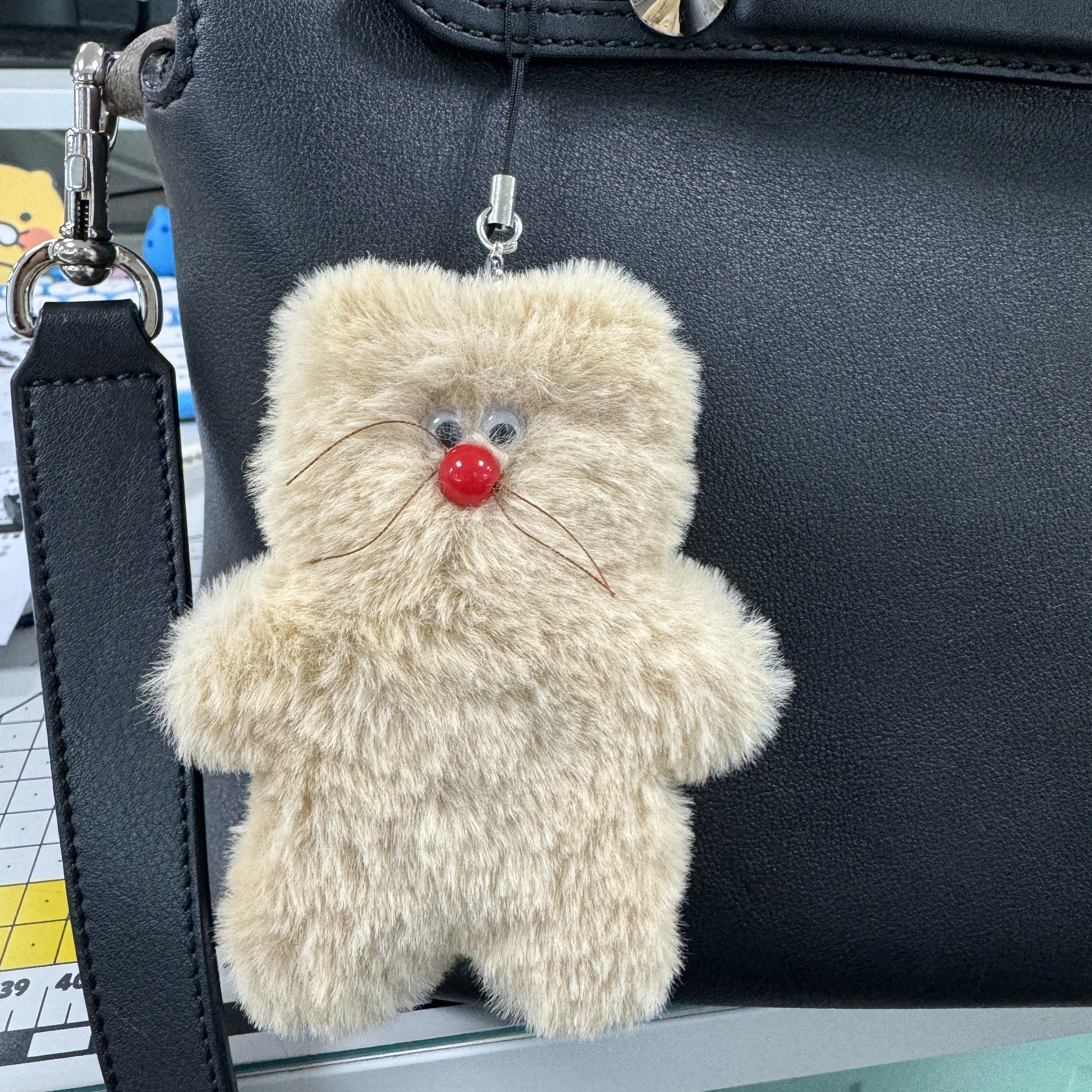 Monamhee x Amore Mall Rudolhee Phone Strap 착용 스타일 - 1