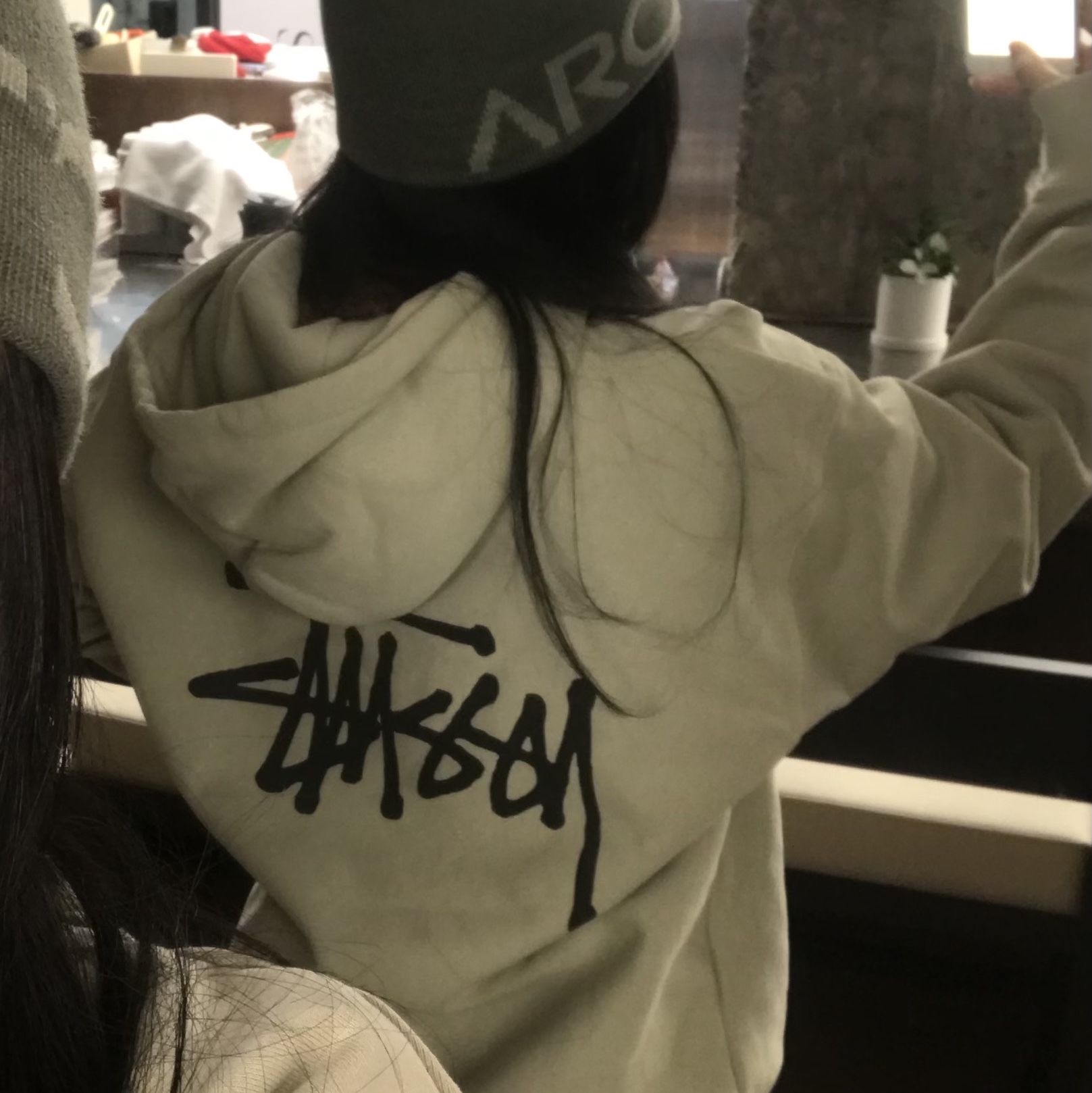 Stussy Basic Stussy Hoodie Khaki 2023, Matin Kim Sporty Tote Bag Black 착용 스타일 - 2