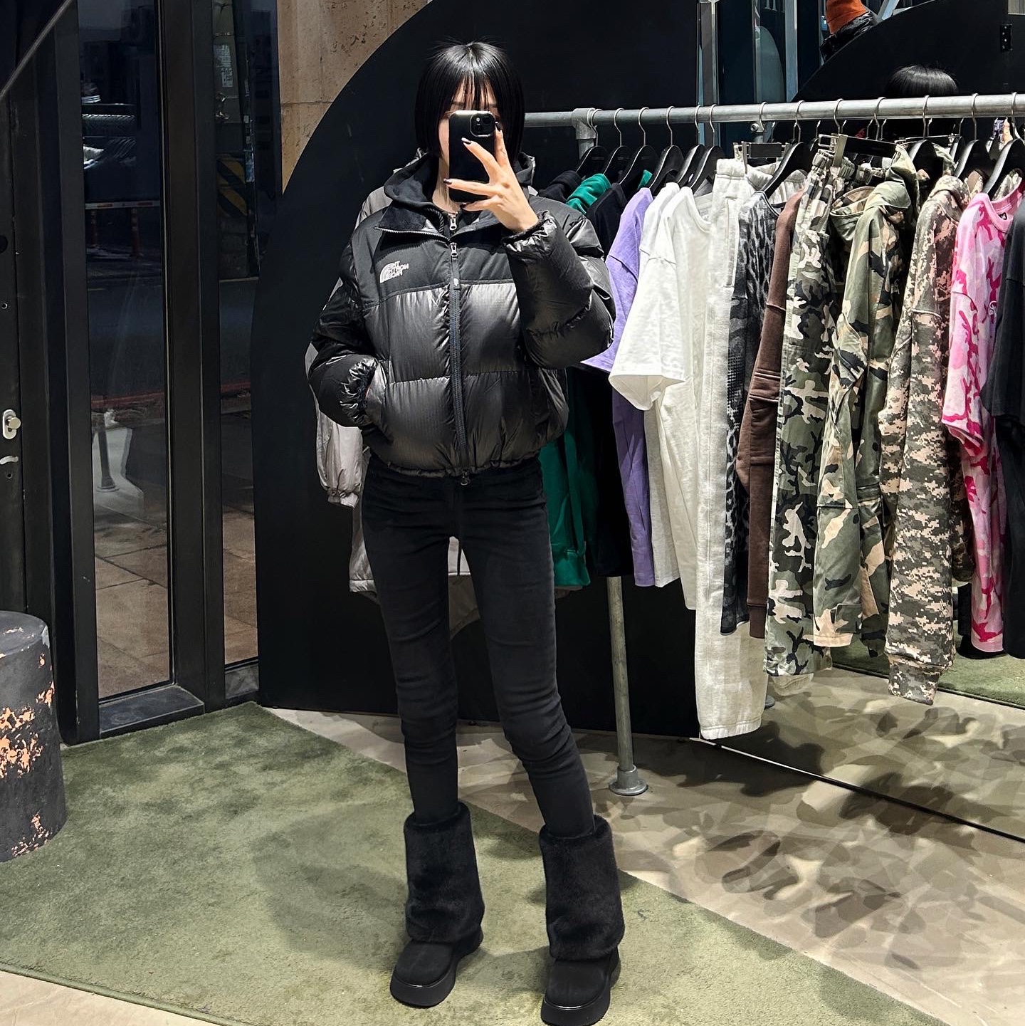 (W) The North Face White Label Novelty Nuptse Down Jacket Black 착용 스타일 - 3