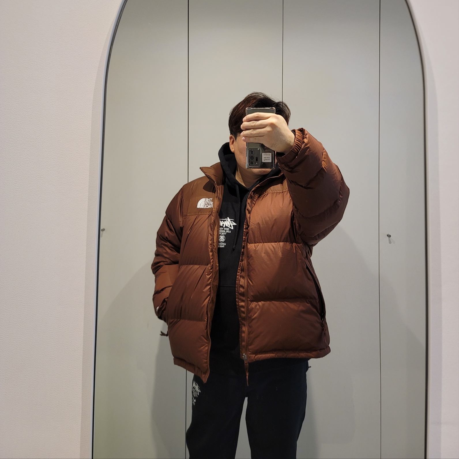 The North Face 1996 Retro Nuptse Jacket Dark Oak, Stussy World Tour Hoodie Black 2023 착용 스타일 - 2