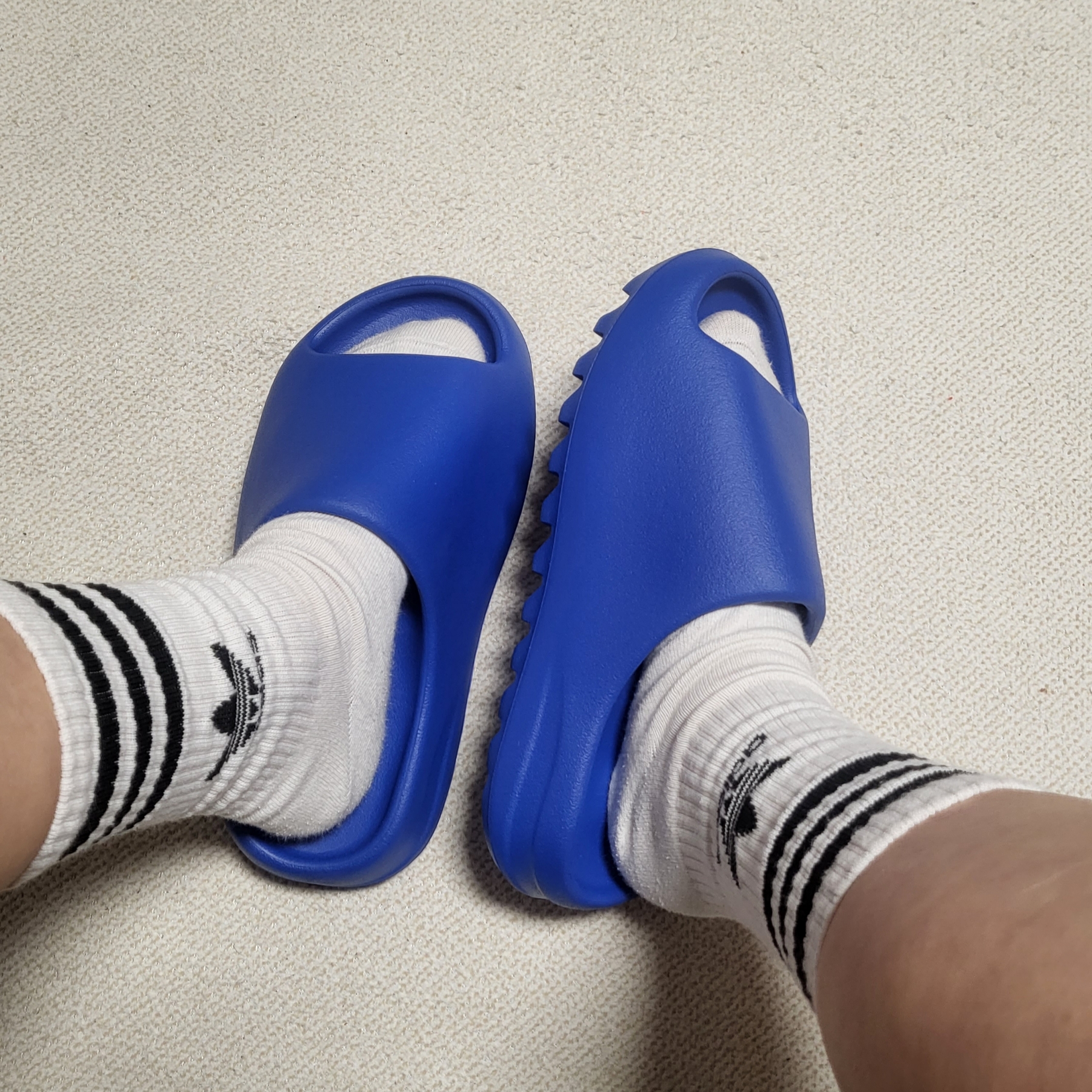 Adidas Yeezy Slide Azure 착용 스타일 - 2