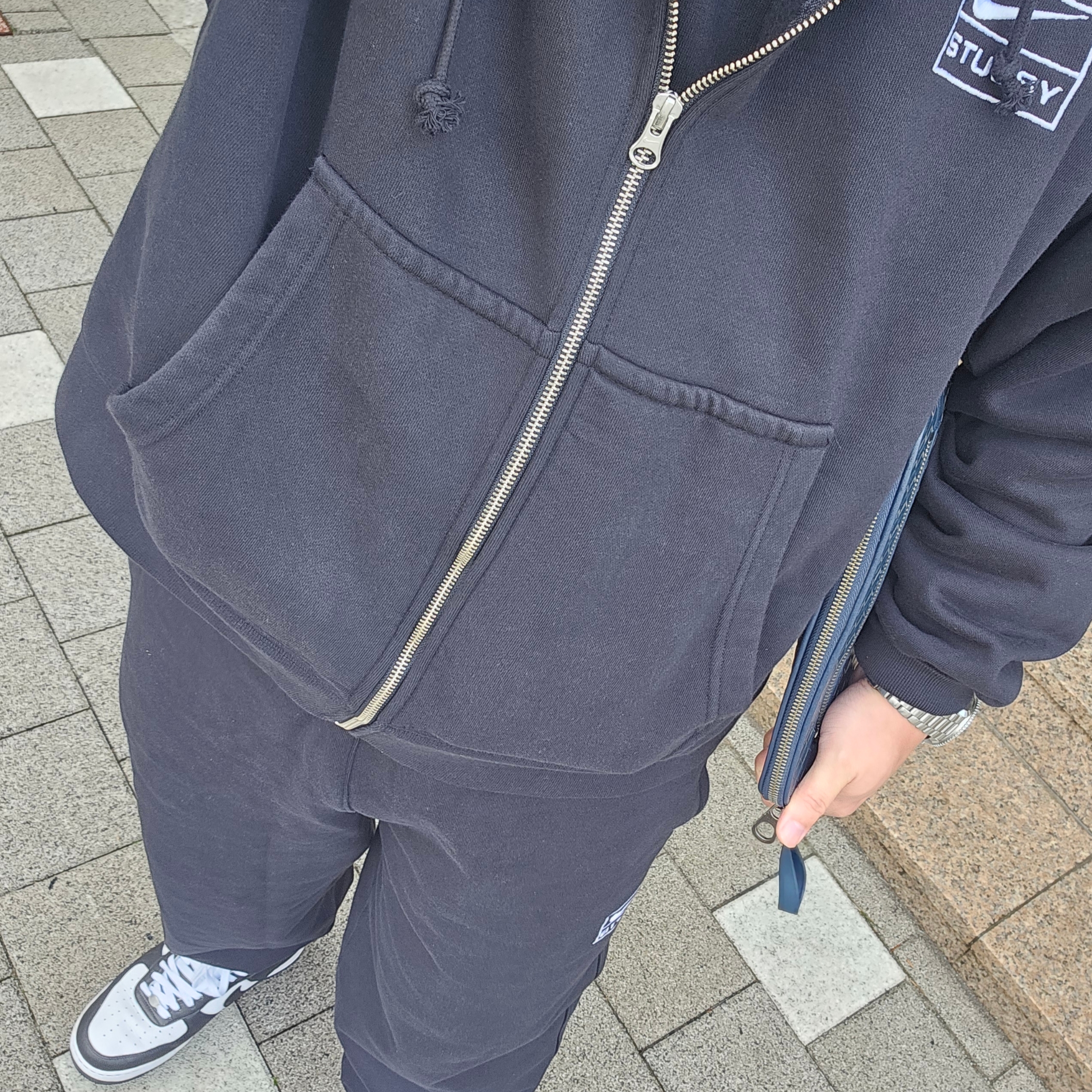 Nike x Stussy Full Zip Washed Fleece Hoodie Black (FJ9175-010), Nike x Stussy Washed Fleece Pants Black (FN5235-010) 착용 스타일