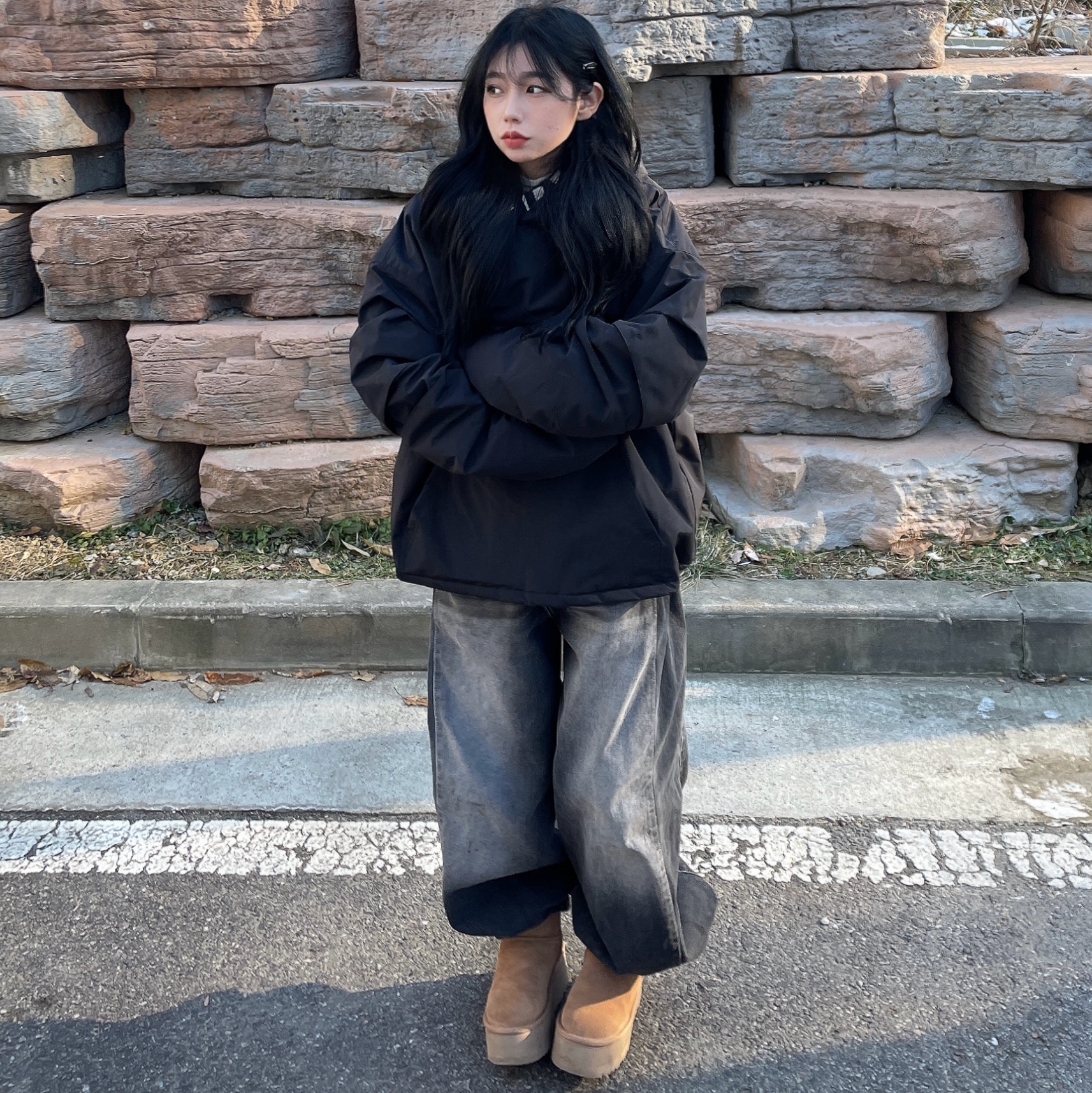 (W) UGG Classic Ultra Mini Boots Chestnut 착용 스타일 - 1