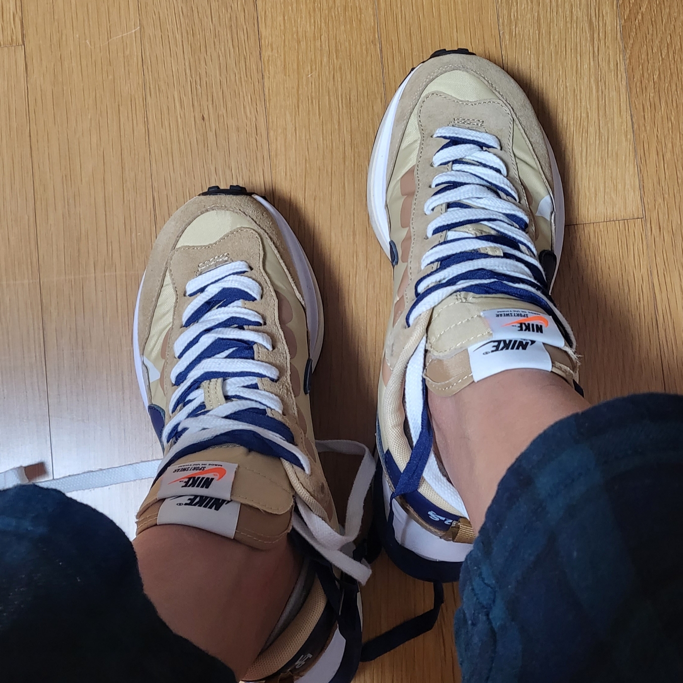 Nike x Sacai VaporWaffle Sesame and Blue Void 착용 스타일