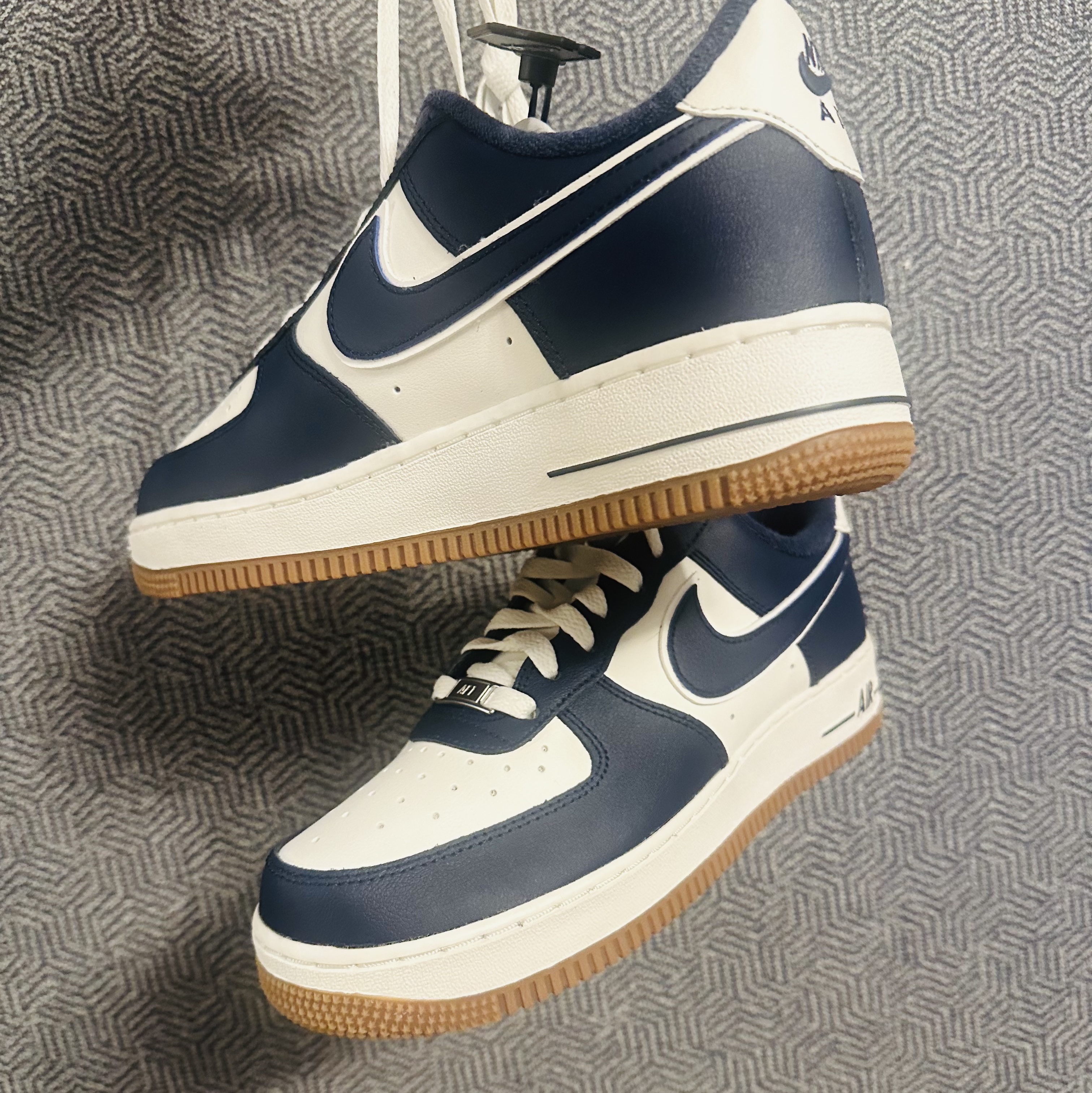 Nike Air Force 1 '07 LV8 Midnight Navy 착용 스타일
