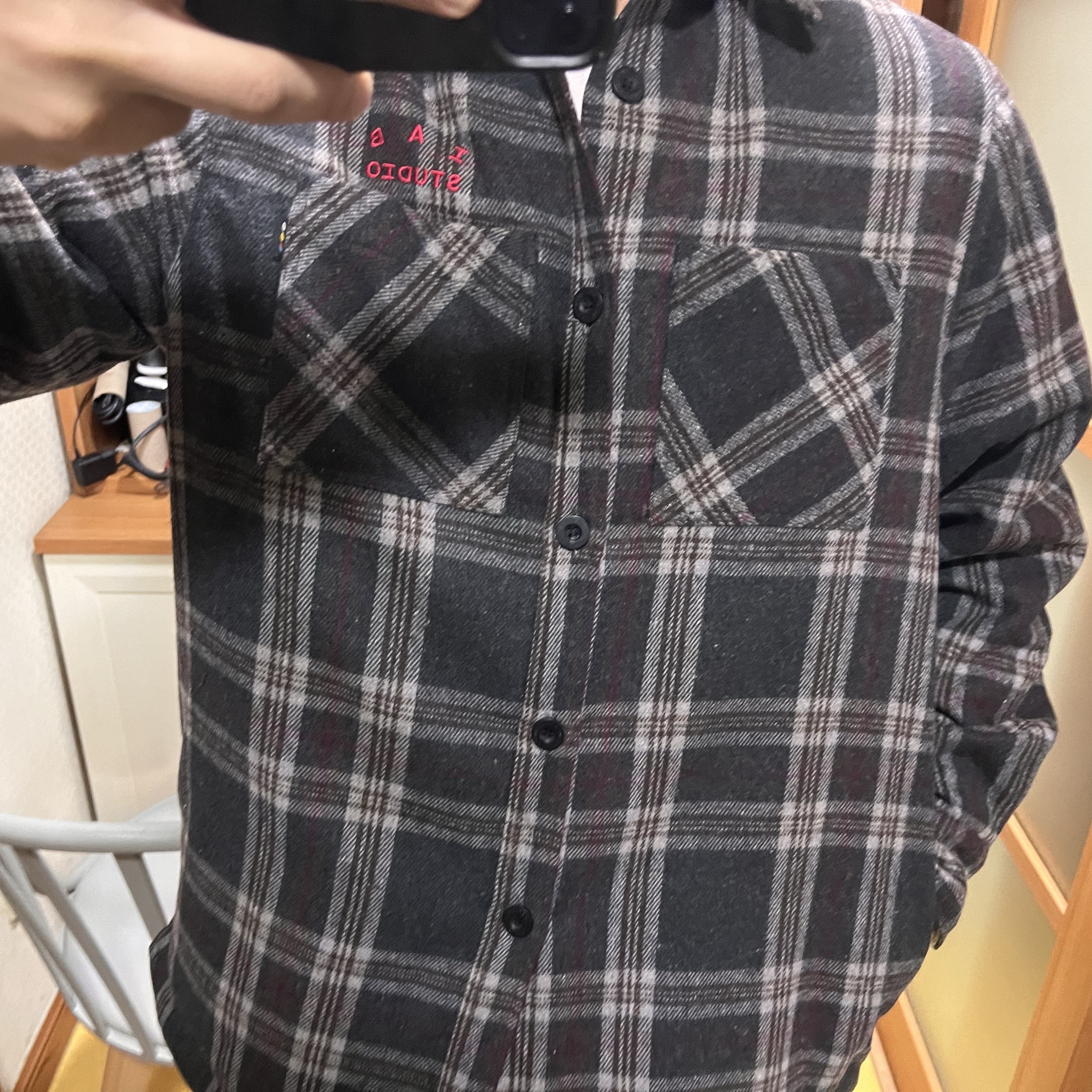 스톤 아일랜드 63750 가먼트 다이드 헤비 코튼 롱슬리브 티셔츠 블랙 - 22SS, 스톤 아일랜드 70726 마이크로 트윌 프리마로프트 퓨어 인슐레이션 트렌치 코트 네이비 블루 - 23FW 착용 스타일 - 2