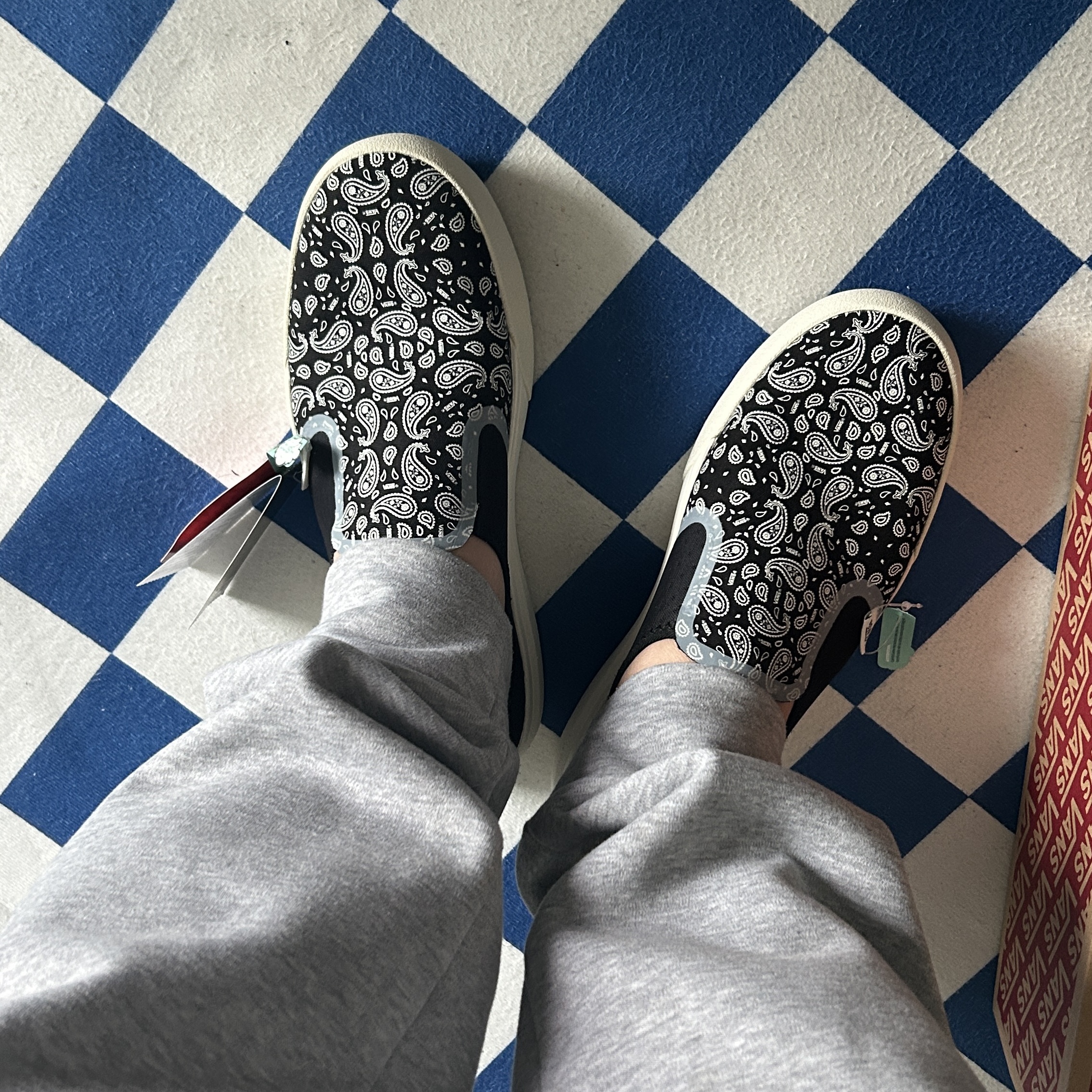 Vans ComfyCush One Bandana Marshmallow Black 착용 스타일 - 3