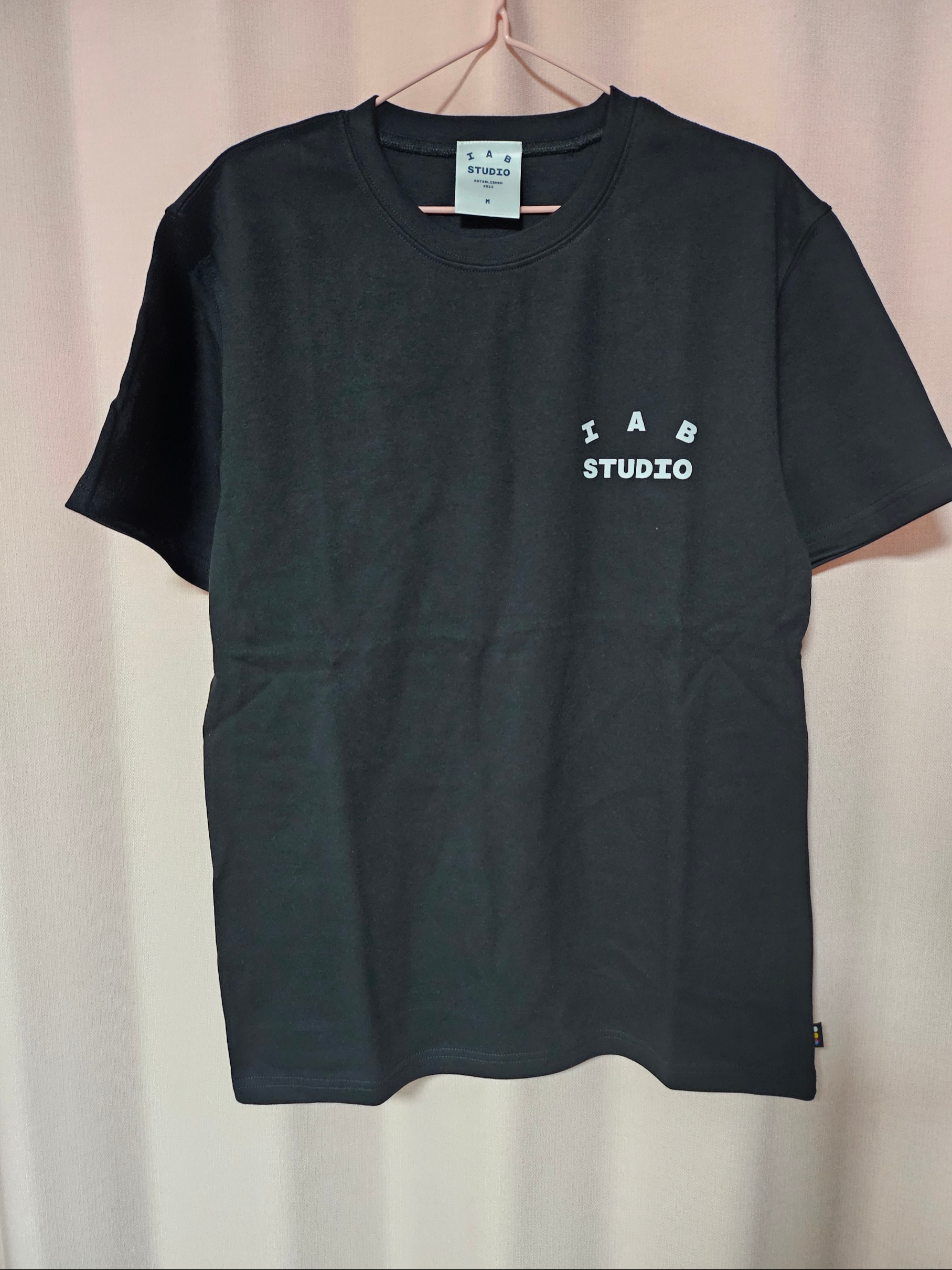 IAB Studio T-Shirt Green Pink, IAB Studio T-Shirt Black White 착용 스타일 - 3