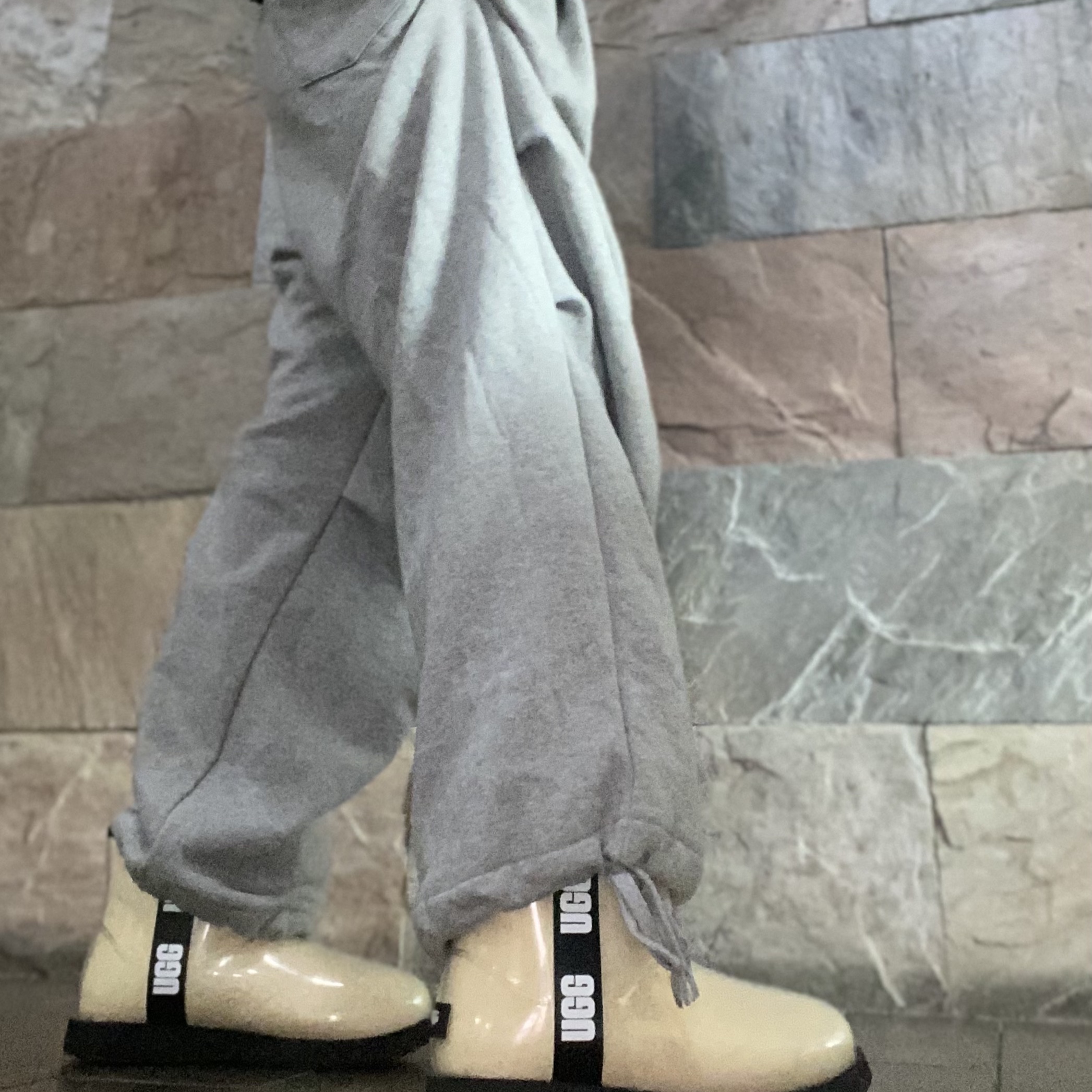 (W) UGG Classic Clear Mini Boots Natural Black, Emis New Logo Emis Cap Navy 착용 스타일 - 2