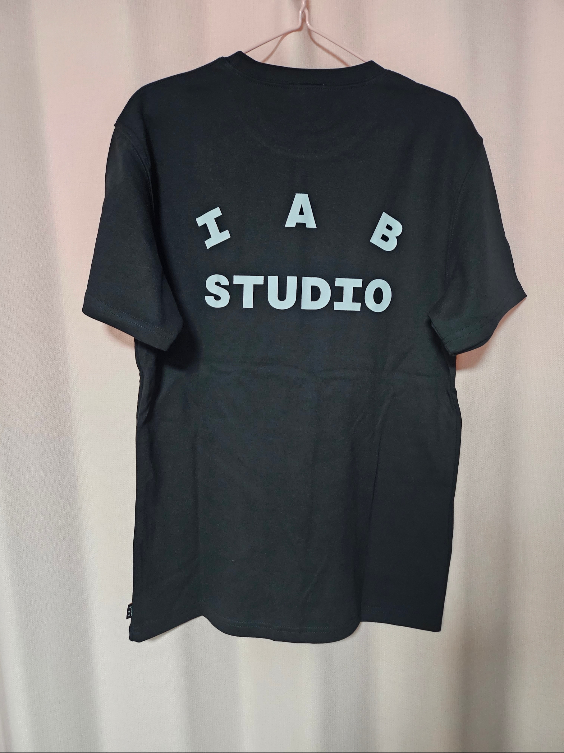 IAB Studio T-Shirt Green Pink, IAB Studio T-Shirt Black White 착용 스타일 - 4