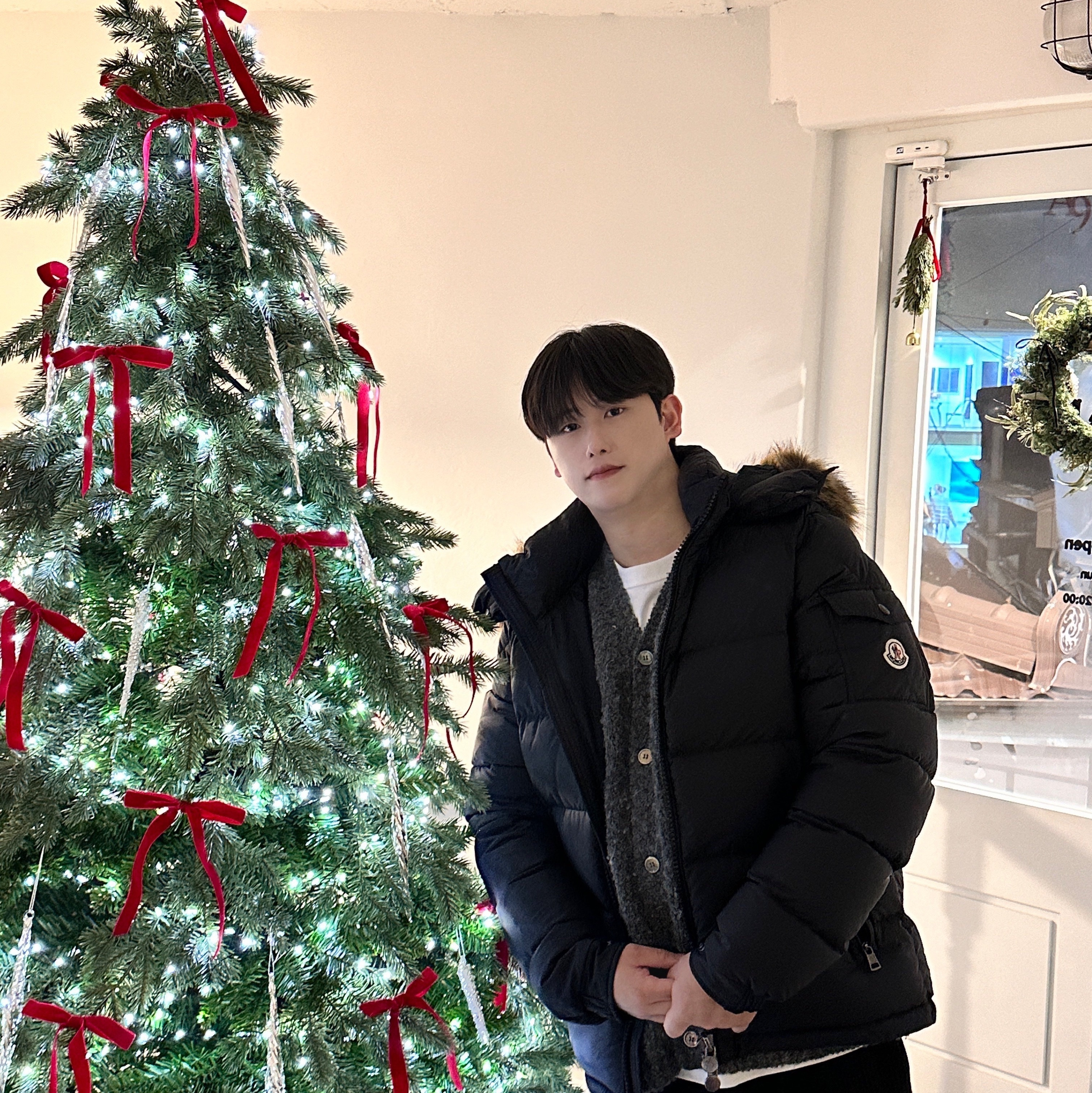 몽클레르 마야프 쇼트 다운 자켓 블랙 - 23FW 착용 스타일 - 2