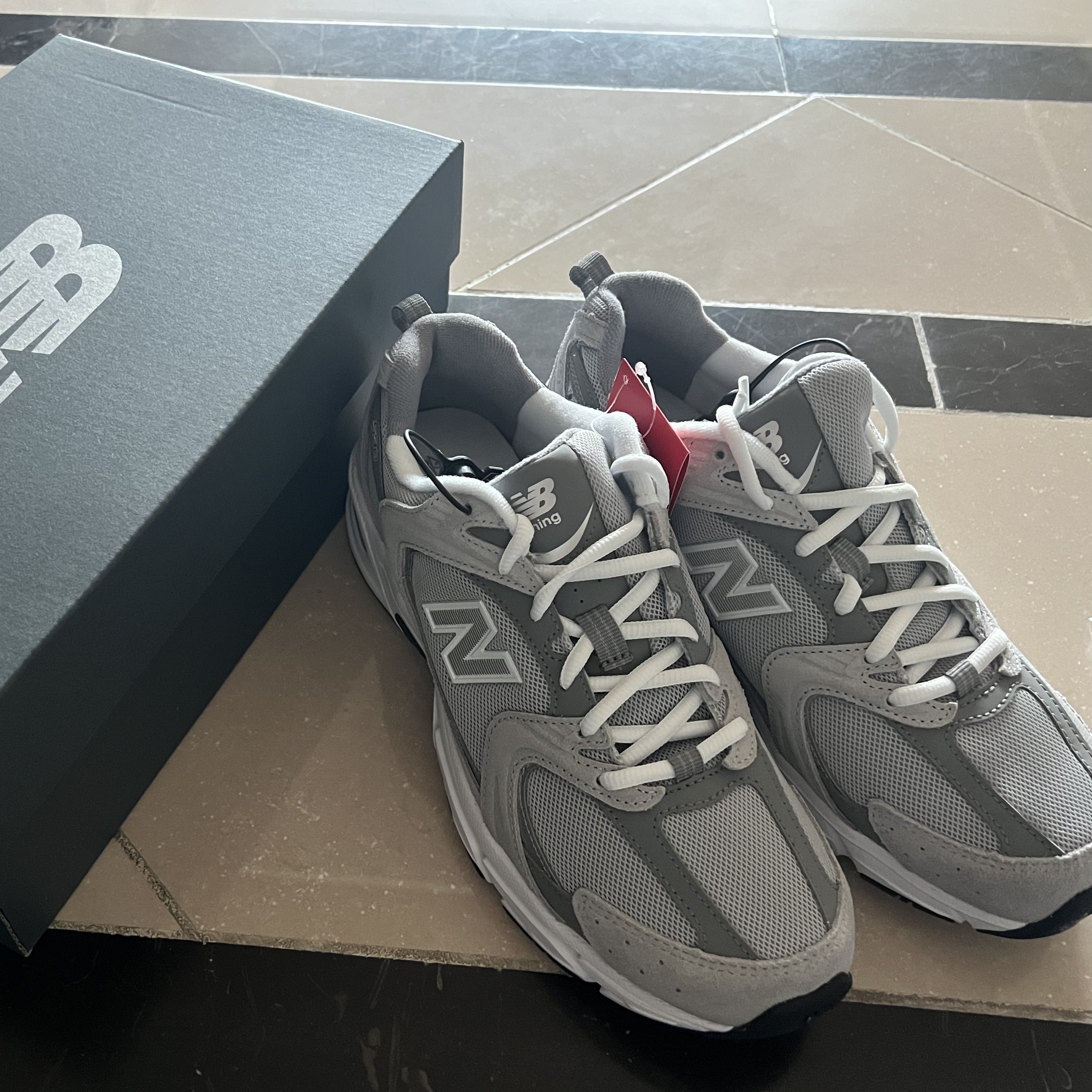 New Balance 530 Grey 착용 스타일