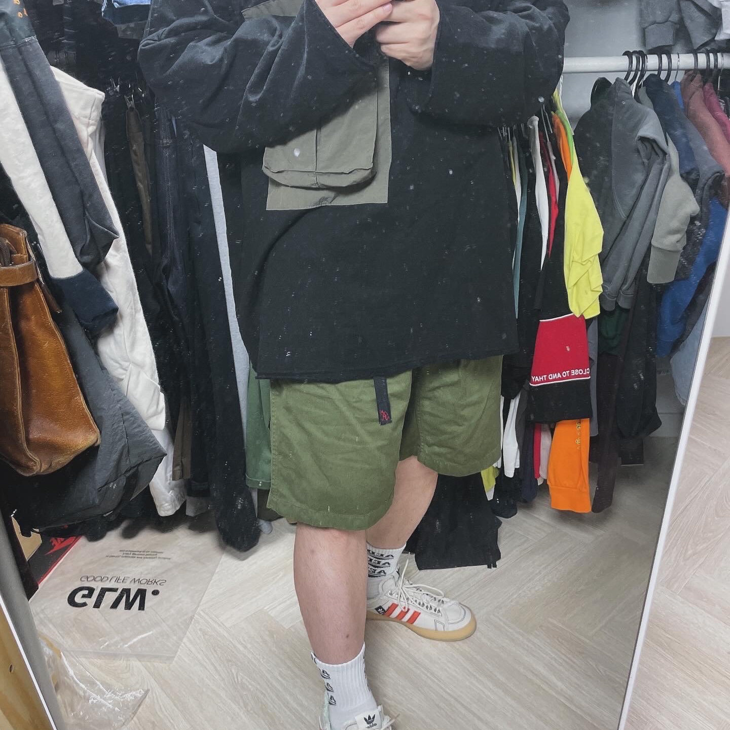 아디다스 x 송 포 더 뮤트 캠퍼스 80s 블리스 코어 블랙 착용 스타일 - 5