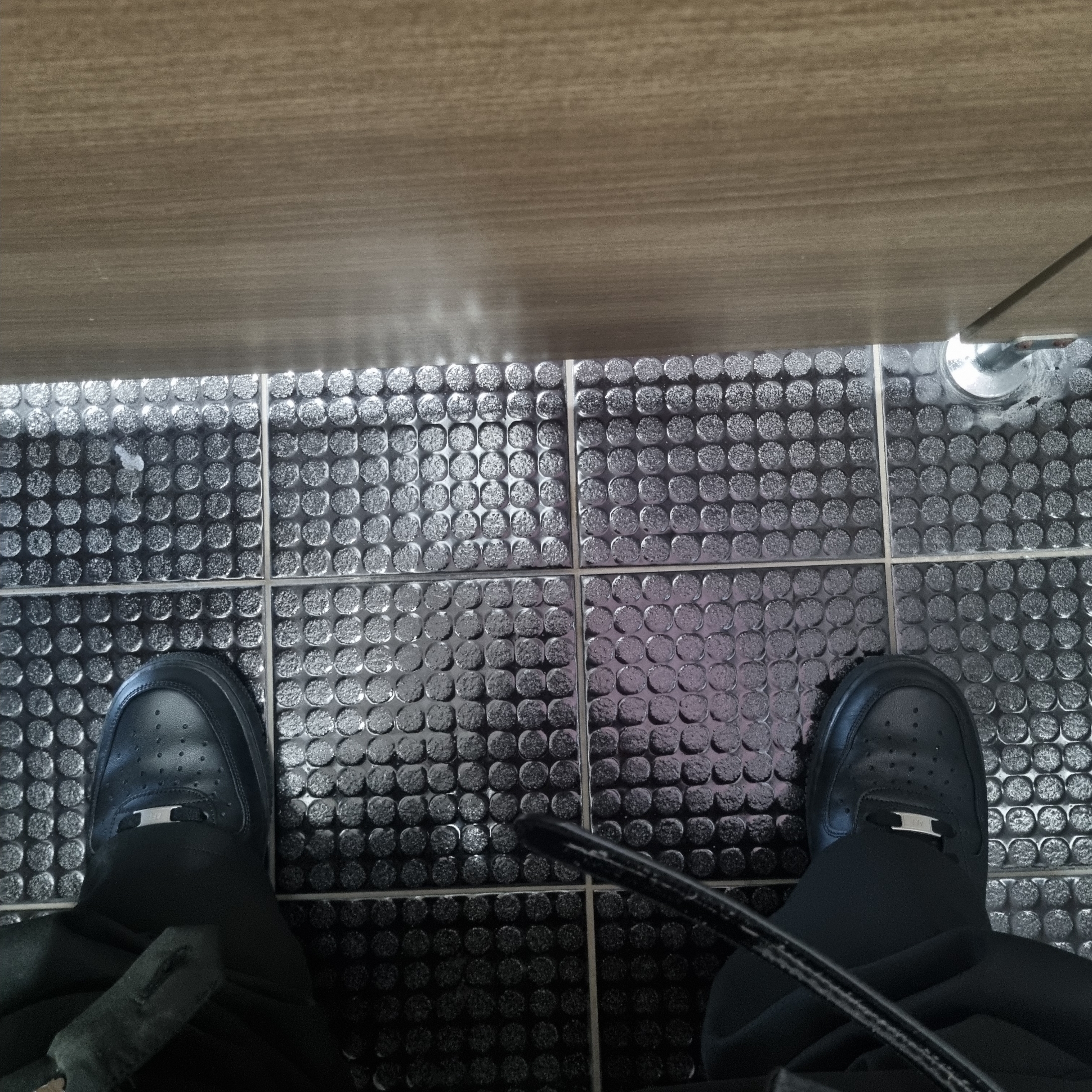 Nike Air Force 1 '07 Low Triple Black 착용 스타일