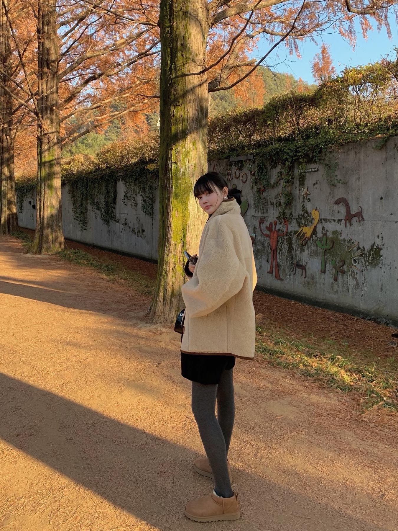 (W) UGG Classic Ultra Mini Boots Chestnut, STU x Monamhee Stu 착용 스타일 - 3