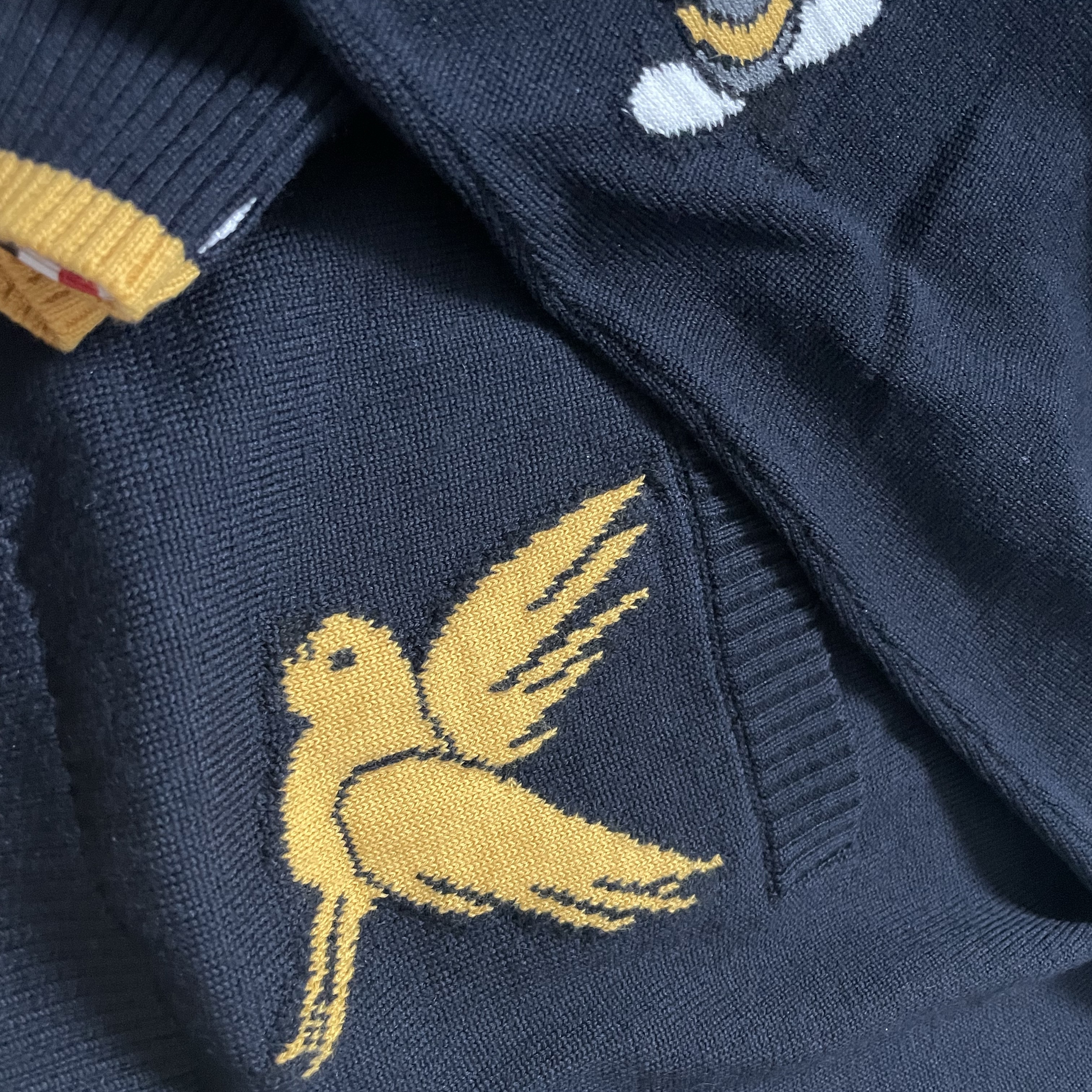 Thom Browne Cotton Merino Birds & Bees 4-Bar V-Neck Cardigan Navy 착용 스타일 - 2