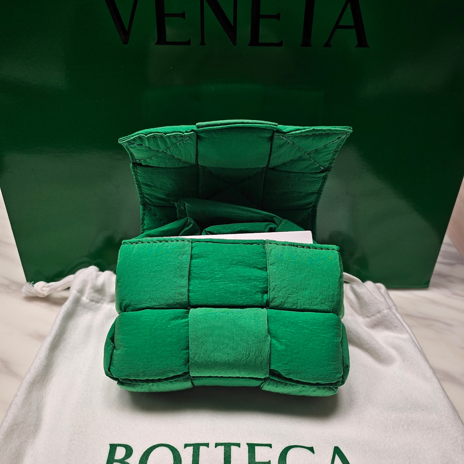 Bottega Veneta Mini Padded Tech Cassette Parakeet 착용 스타일 - 2