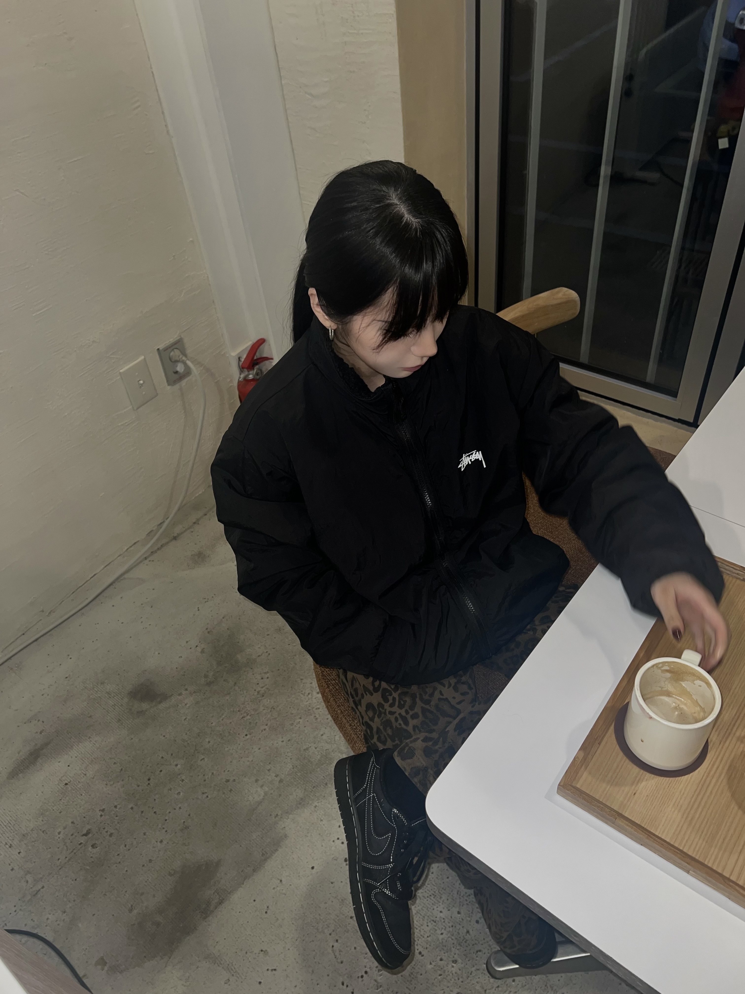 Stussy Sherpa Reversible Jacket Black, Jordan 1 x Travis Scott Retro Low OG SP Black Phantom 착용 스타일 - 1