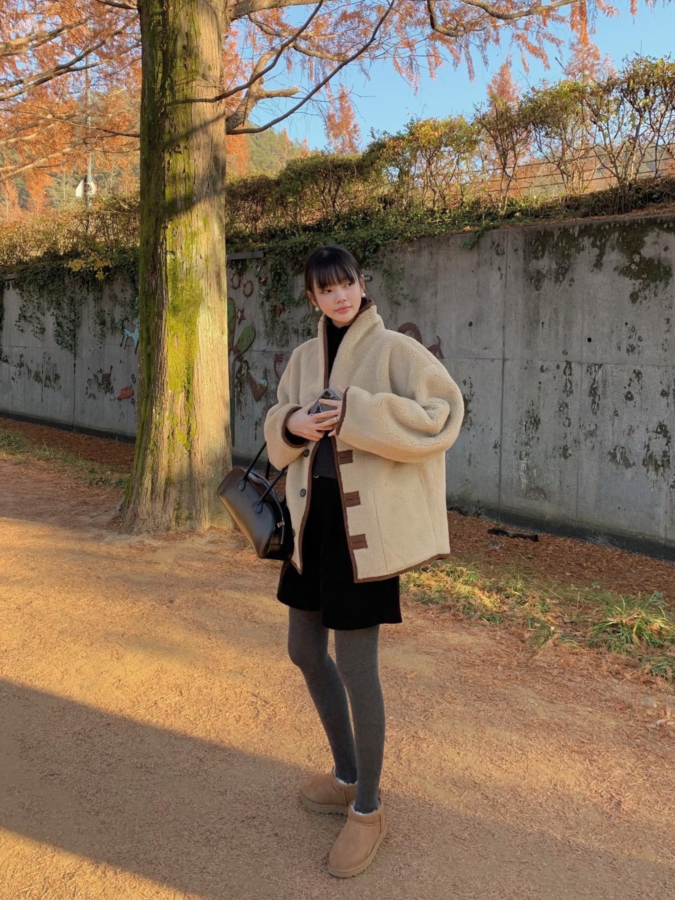 (W) UGG Classic Ultra Mini Boots Chestnut, STU x Monamhee Stu 착용 스타일 - 4