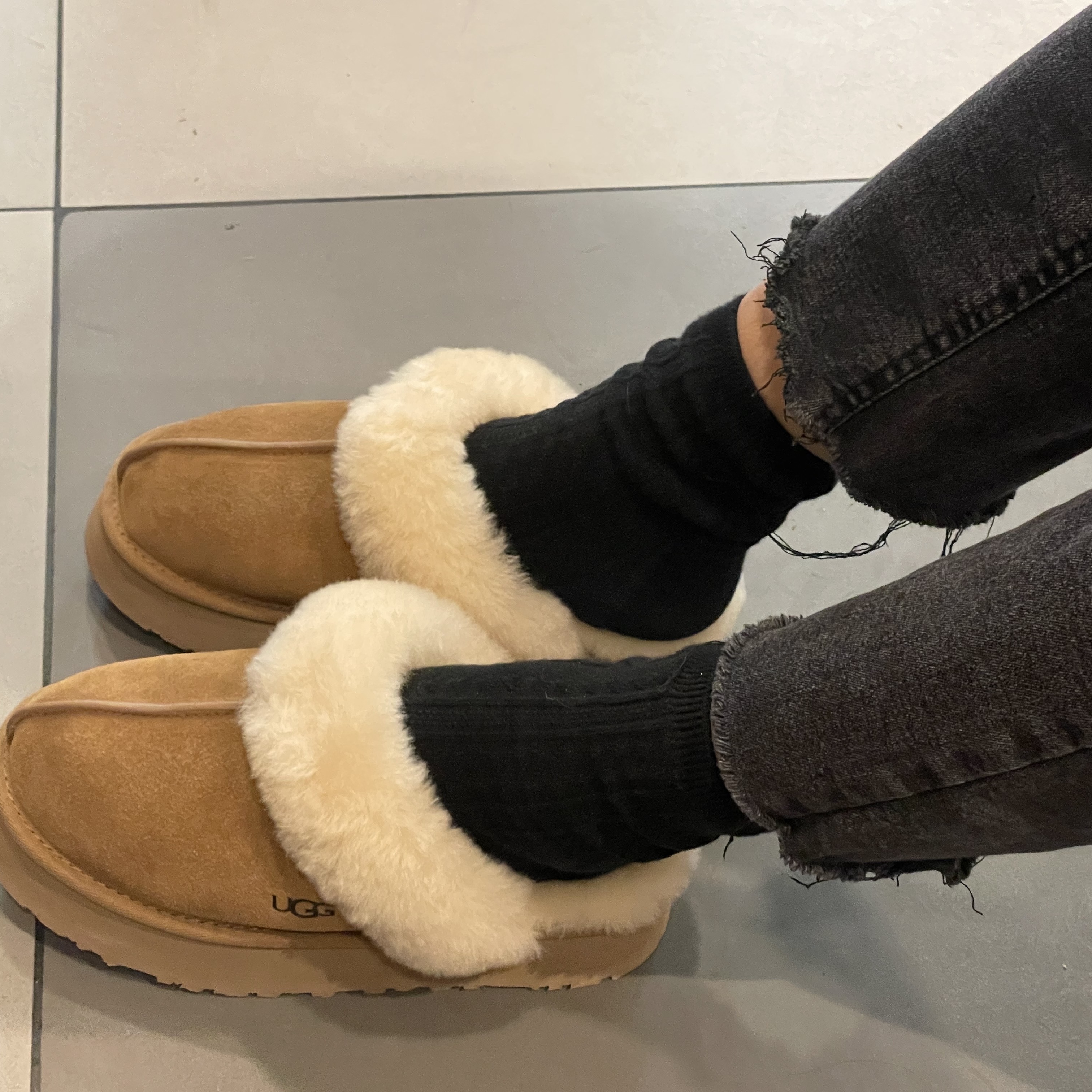 (W) UGG Disquette Slipper Chestnut 착용 스타일 - 3