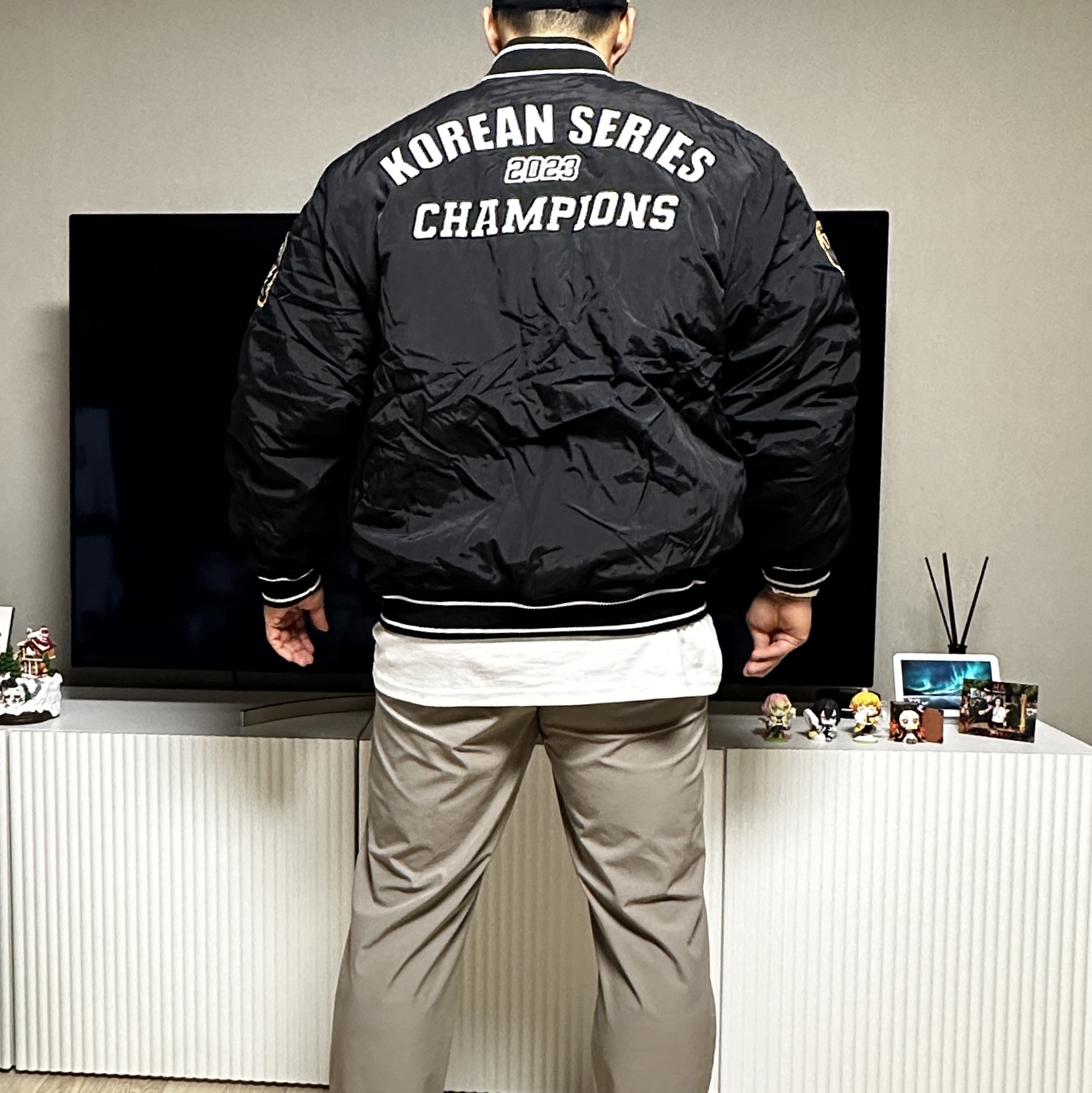 BDNS x LG TWINS 2023 Champions Jumper Black 착용 스타일 - 3