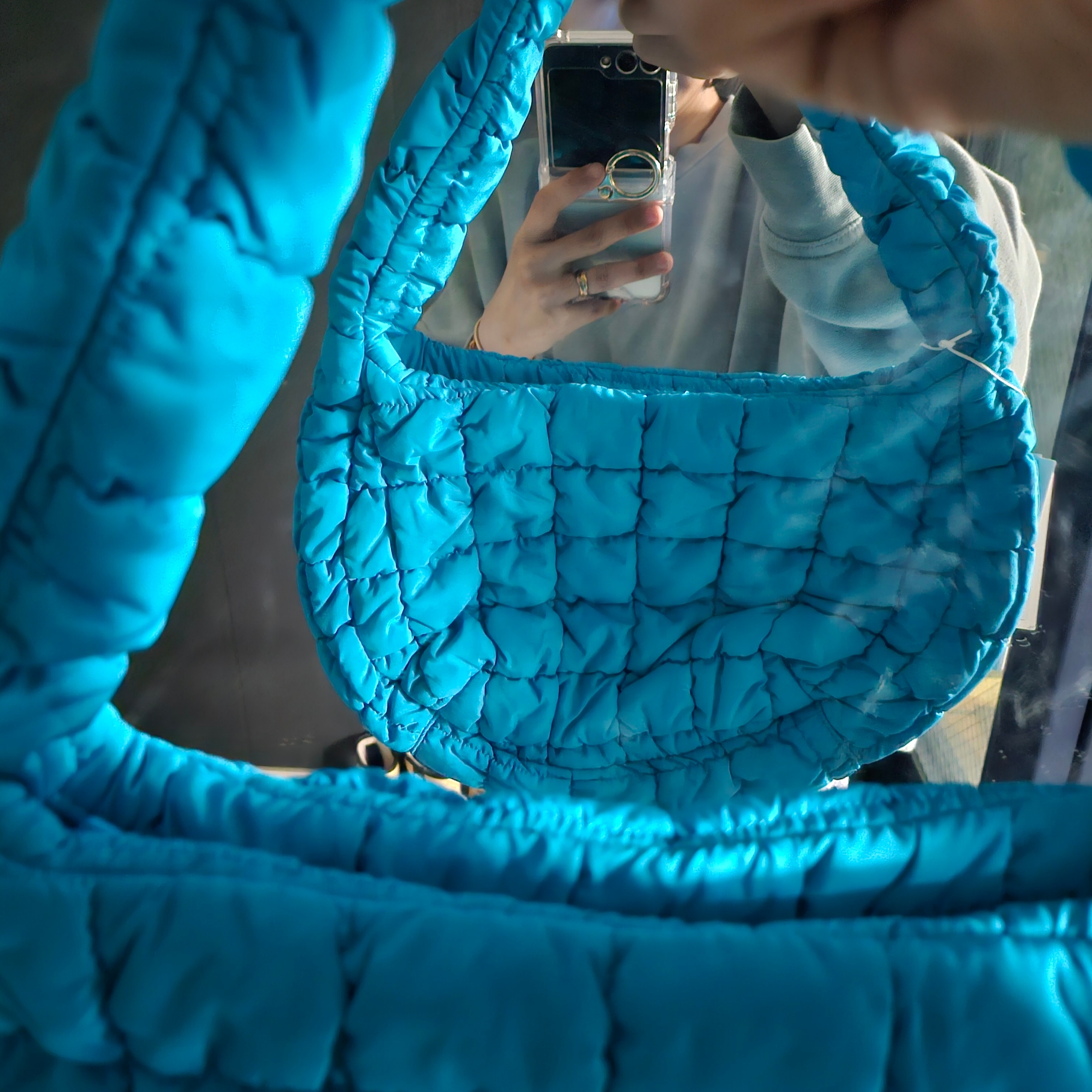 COS Quilted Mini Bag Bright Turquoise 착용 스타일 - 2