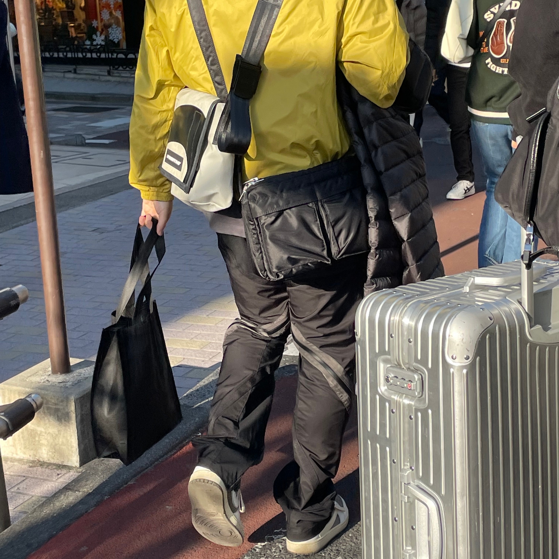 Porter Tanker Shoulder Bag L Black, Jordan 1 x Travis Scott Retro Low OG SP Sail and Ridgerock 착용 스타일