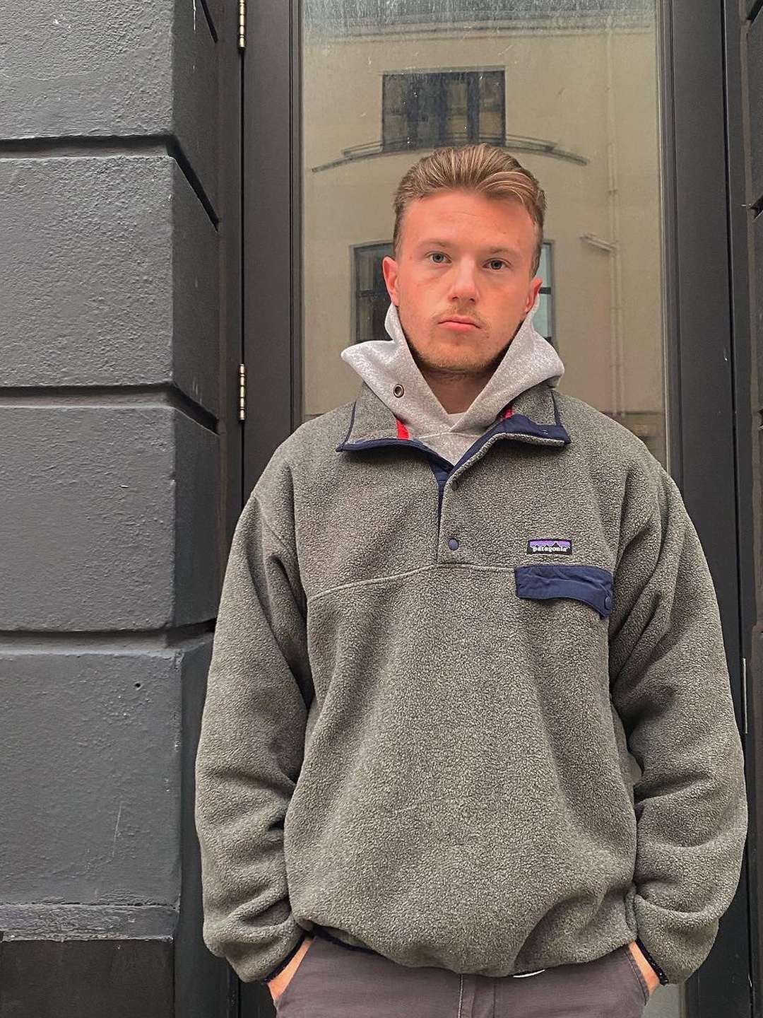 Patagonia Lightweight Synchilla Snap-T Fleece Pullover Oatmeal Heather/Smolder Blue/New Navy, Patagonia Lightweight Synchilla Snap-T Fleece Pullover Nickel Blue 착용 스타일 - 2