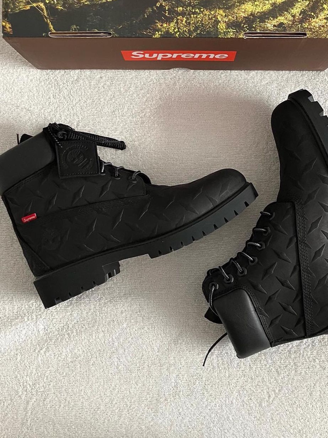 Timberland x Supreme Diamond Plate 6 Inch Premium Waterproof Boot Black - 23FW - Medium, Timberland x Supreme Diamond Plate 6 Inch Premium Waterproof Boot Wheat - 23FW - Medium 착용 스타일 - 3