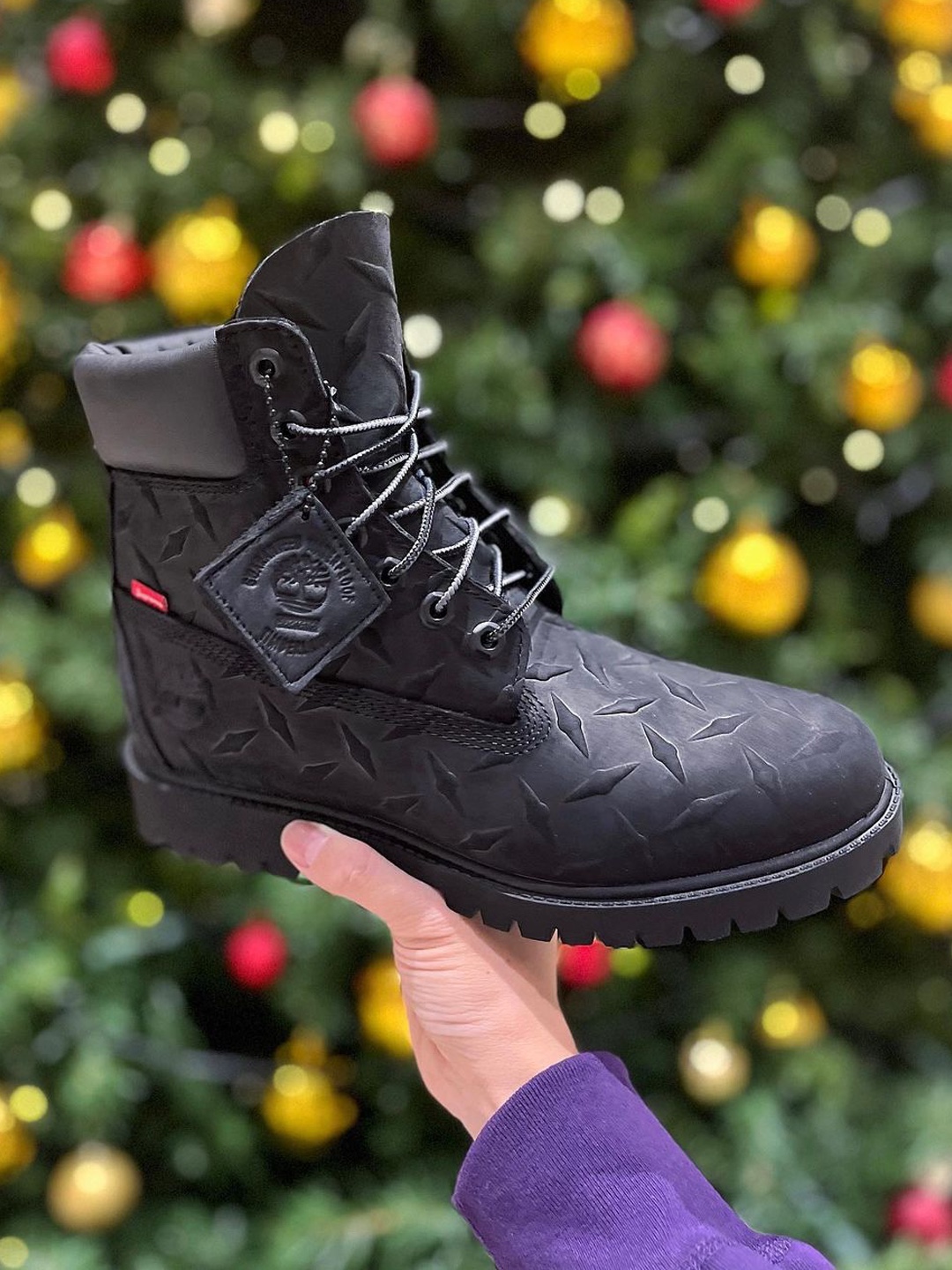 Timberland x Supreme Diamond Plate 6 Inch Premium Waterproof Boot Black - 23FW - Medium, Timberland x Supreme Diamond Plate 6 Inch Premium Waterproof Boot Wheat - 23FW - Medium 착용 스타일 - 2