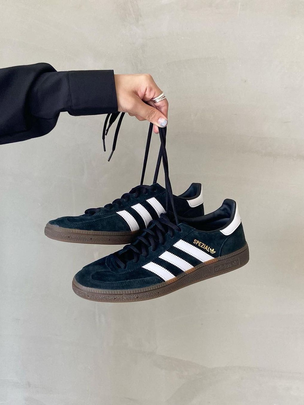 Adidas Spezial Handball Core Black Cloud White, Adidas Spezial Handball Light Blue 착용 스타일 - 5