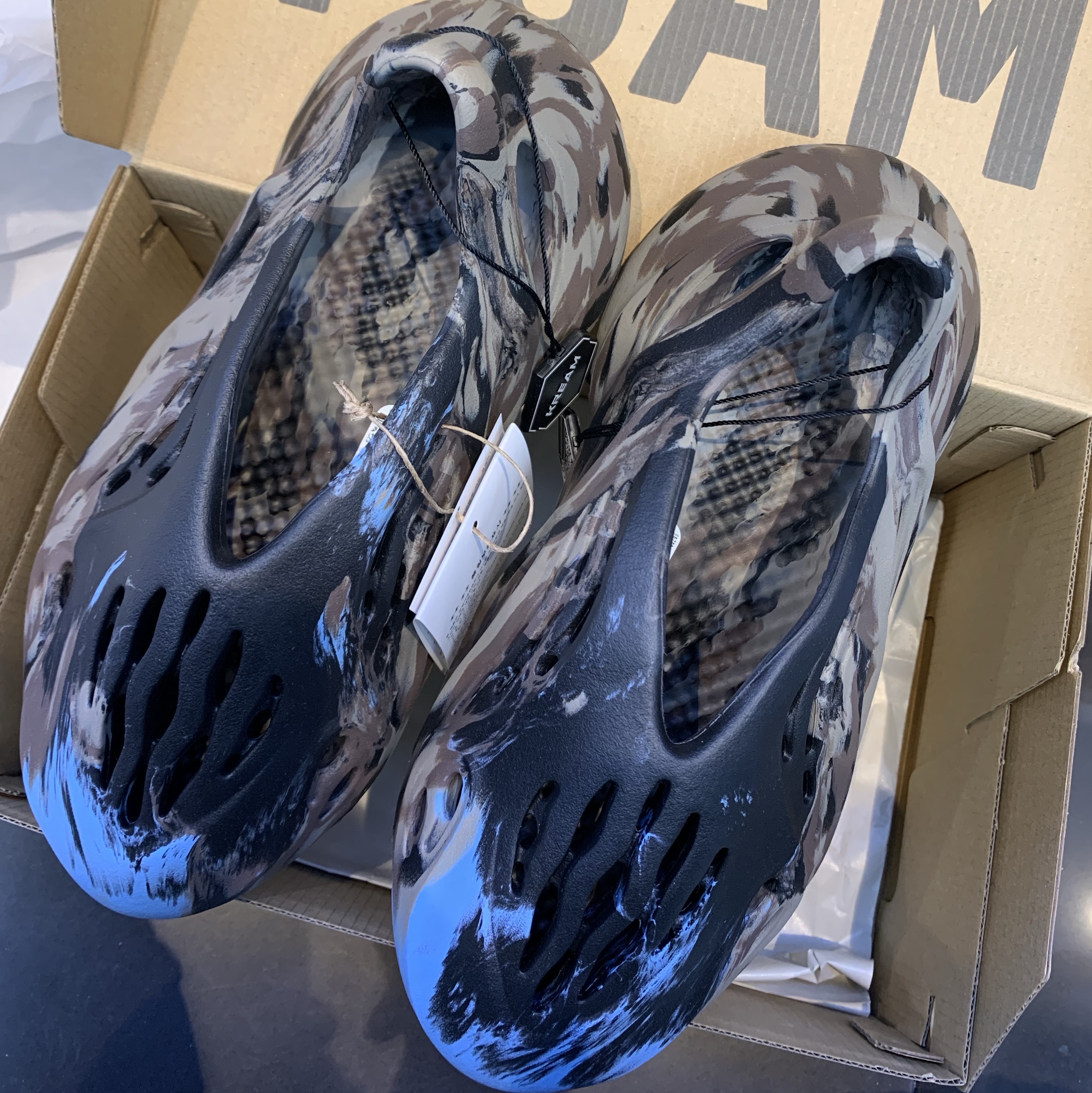 Adidas Yeezy Foam RNNR MX Cinder 착용 스타일