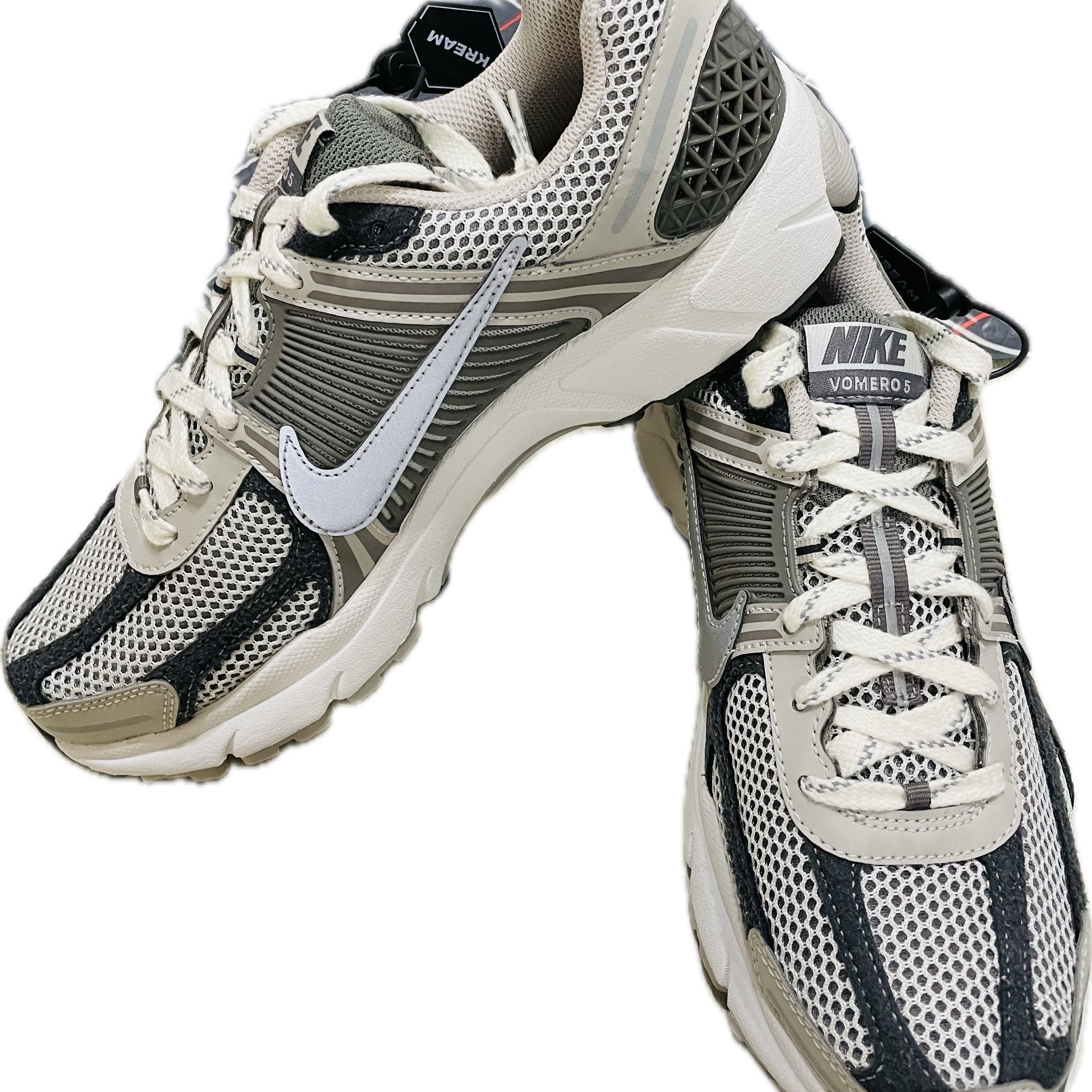 Nike Zoom Vomero 5 PRM Light Iron Ore and Flat Fewter 착용 스타일