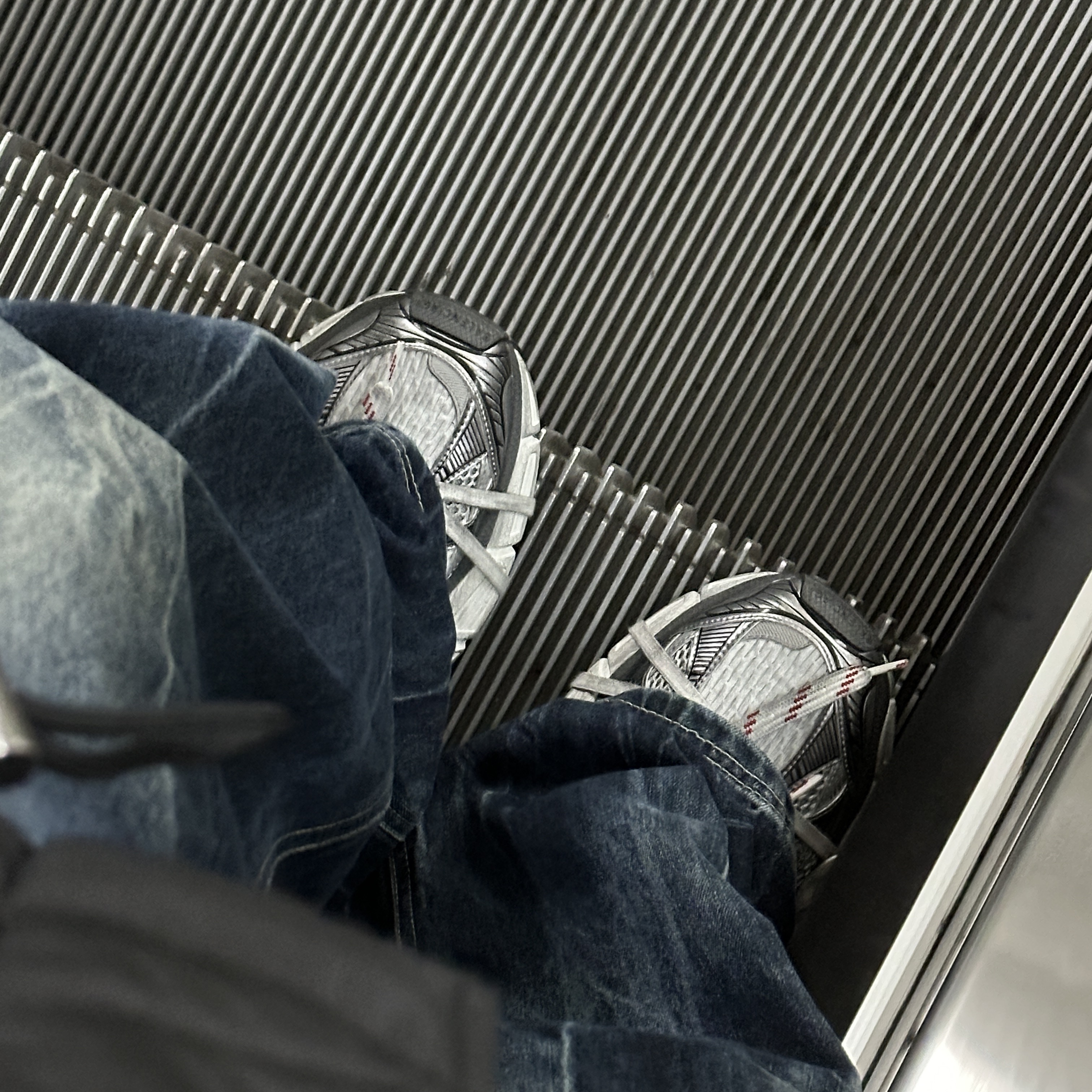 Balenciaga 3XL Sneakers Grey White Red 착용 스타일