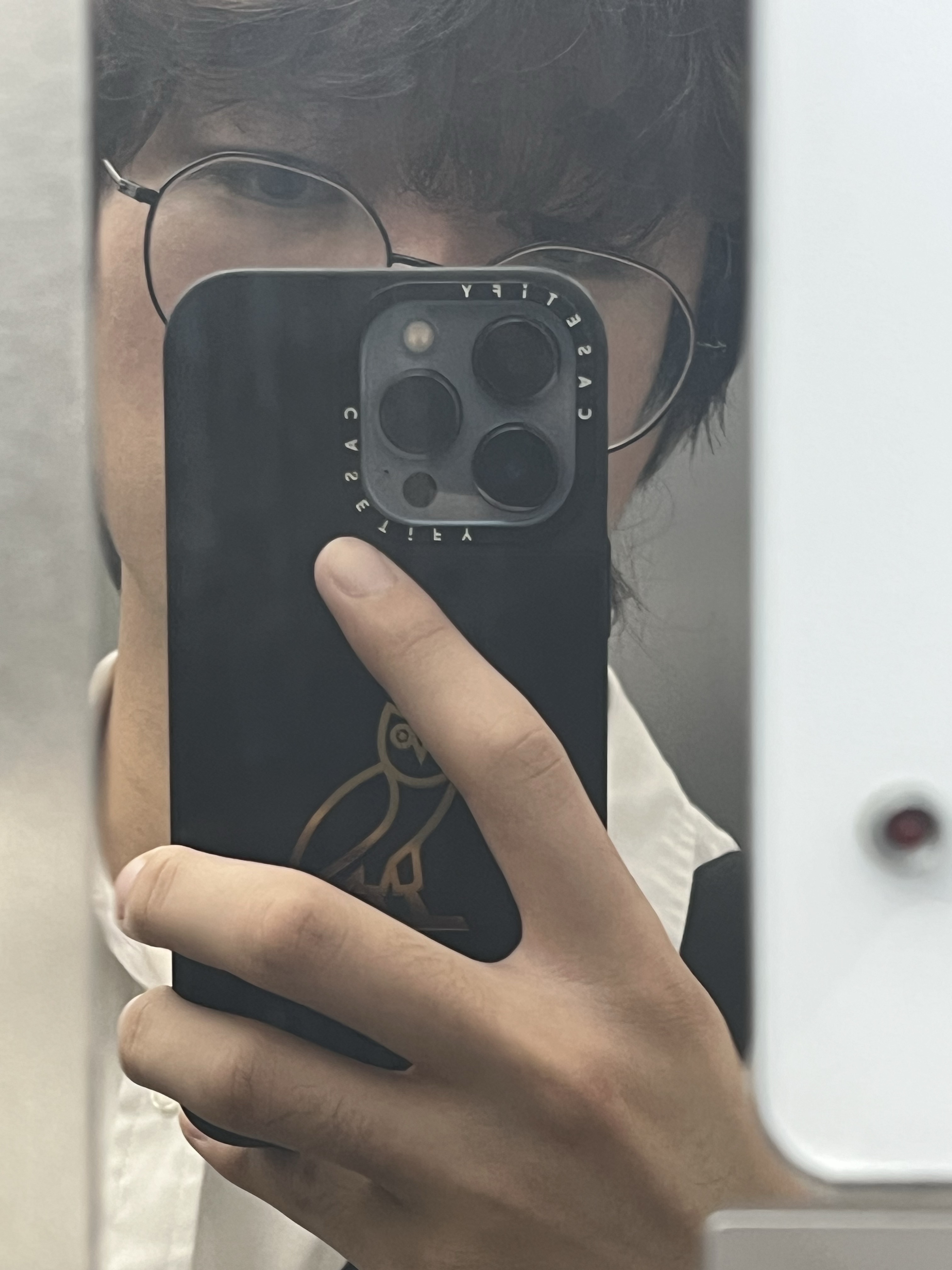 Casetify x OVO Classic Owl MagSafe Mirror iPhone Case Black 착용 스타일
