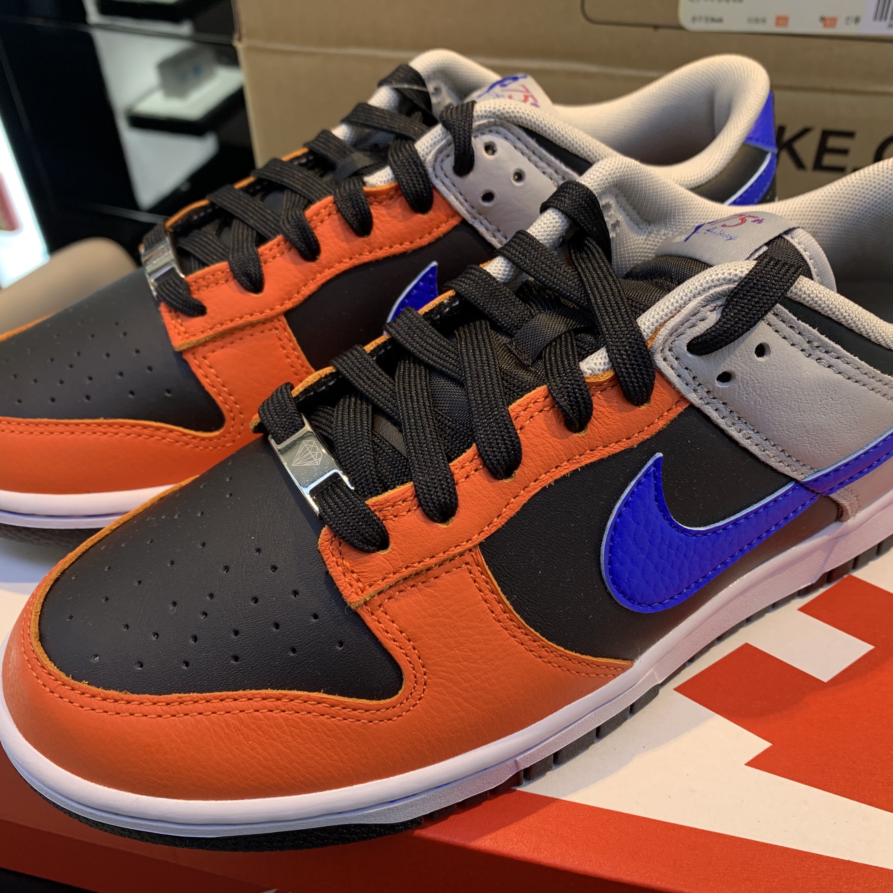 Nike x NBA Dunk Low Retro EMB Racer Blue and Orange 착용 스타일 - 1