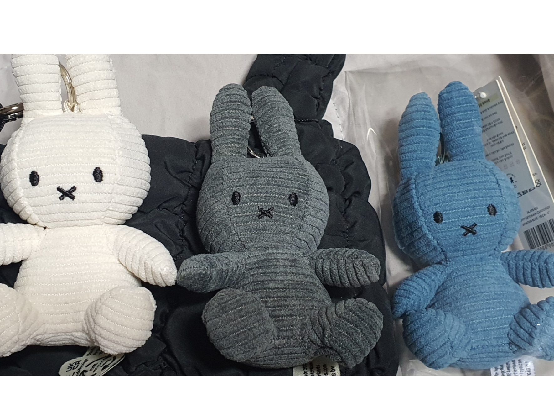 Miffy x Bon Ton Toys Miffy Keychain Corduroy Off White, (Kids) Nike NSW Faux Fur Crossbody Bag Black 착용 스타일 - 3