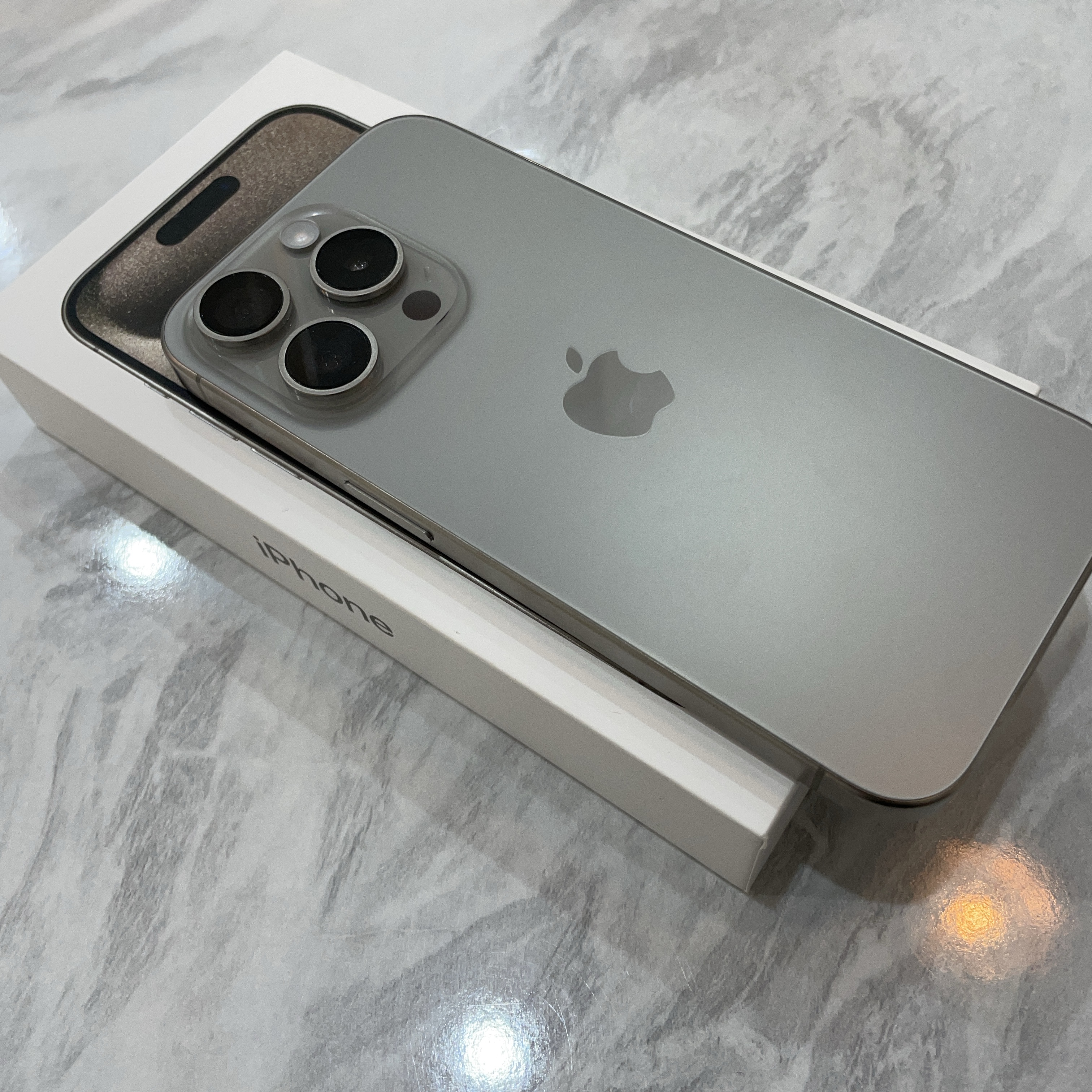 Apple iPhone 15 Pro 256GB Natural Titanium (Korean Ver.) 착용 스타일
