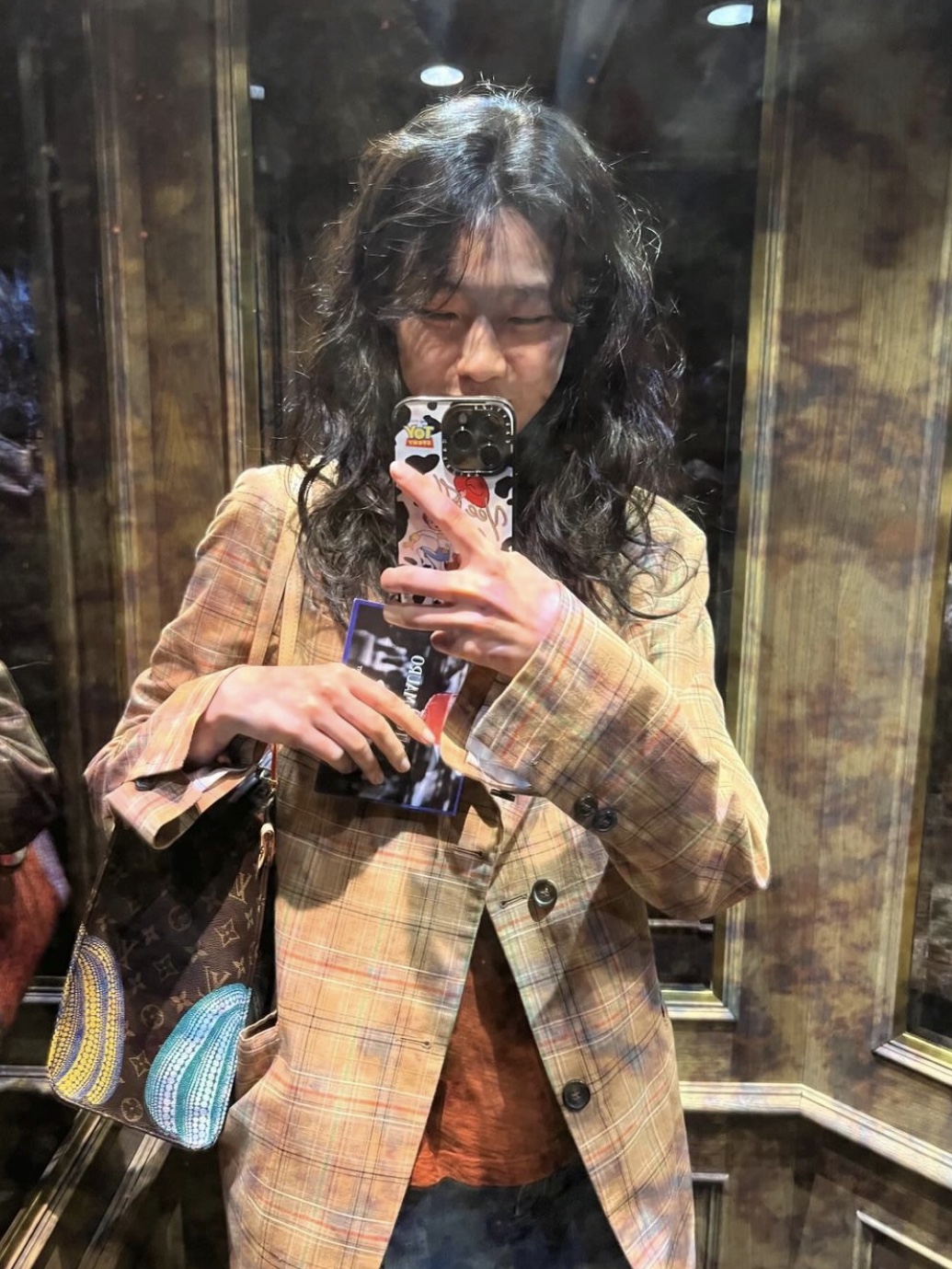 Louis Vuitton x YK Onthego PM Monogram 착용 스타일