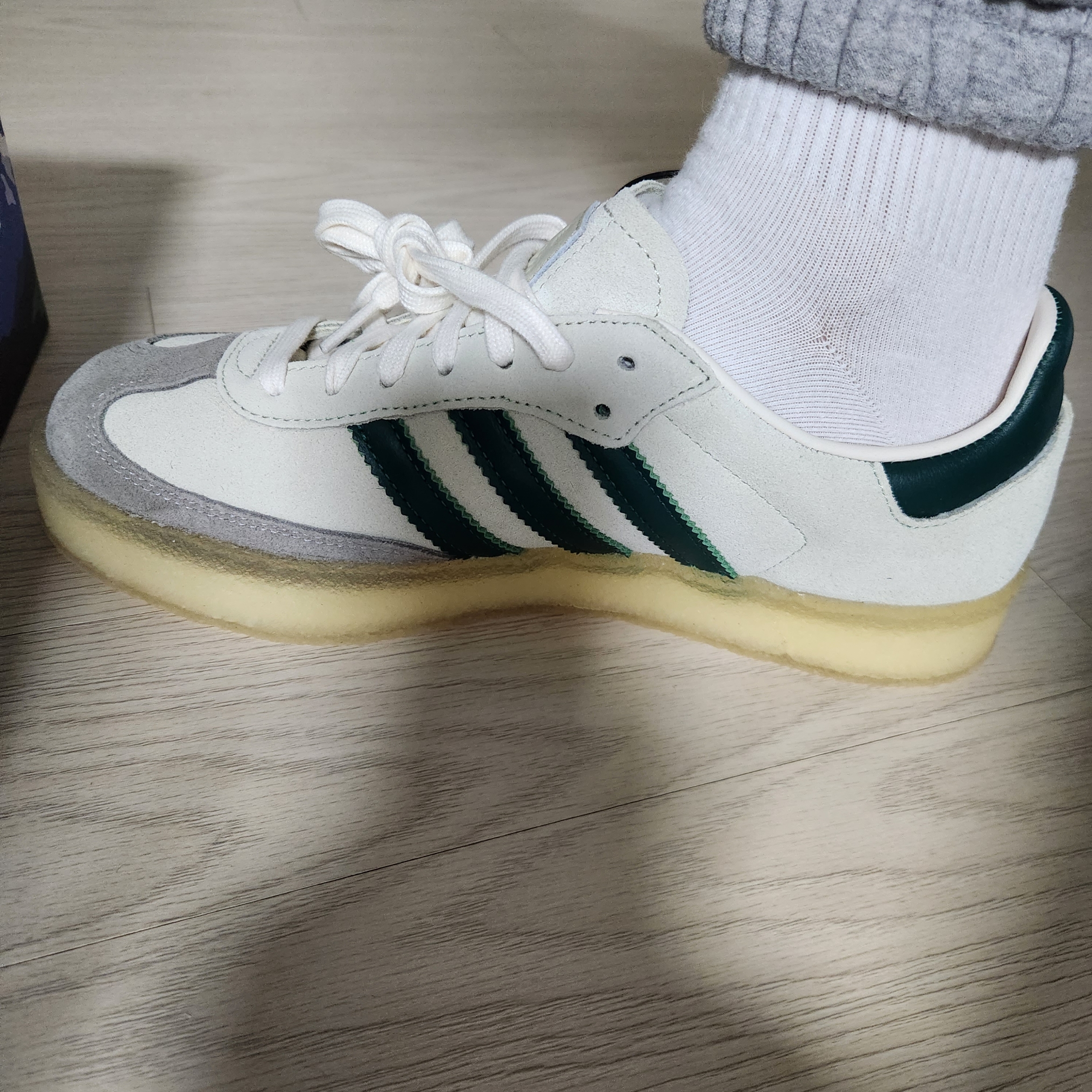 Adidas x Clarks x Ronnie Fieg 8th Street Samba Chalk White Green 착용 스타일 - 2