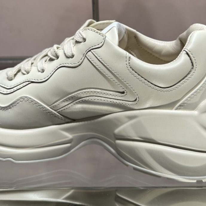 (W) Gucci Rhyton Love Parade Sneakers Ivory 착용 스타일 - 2