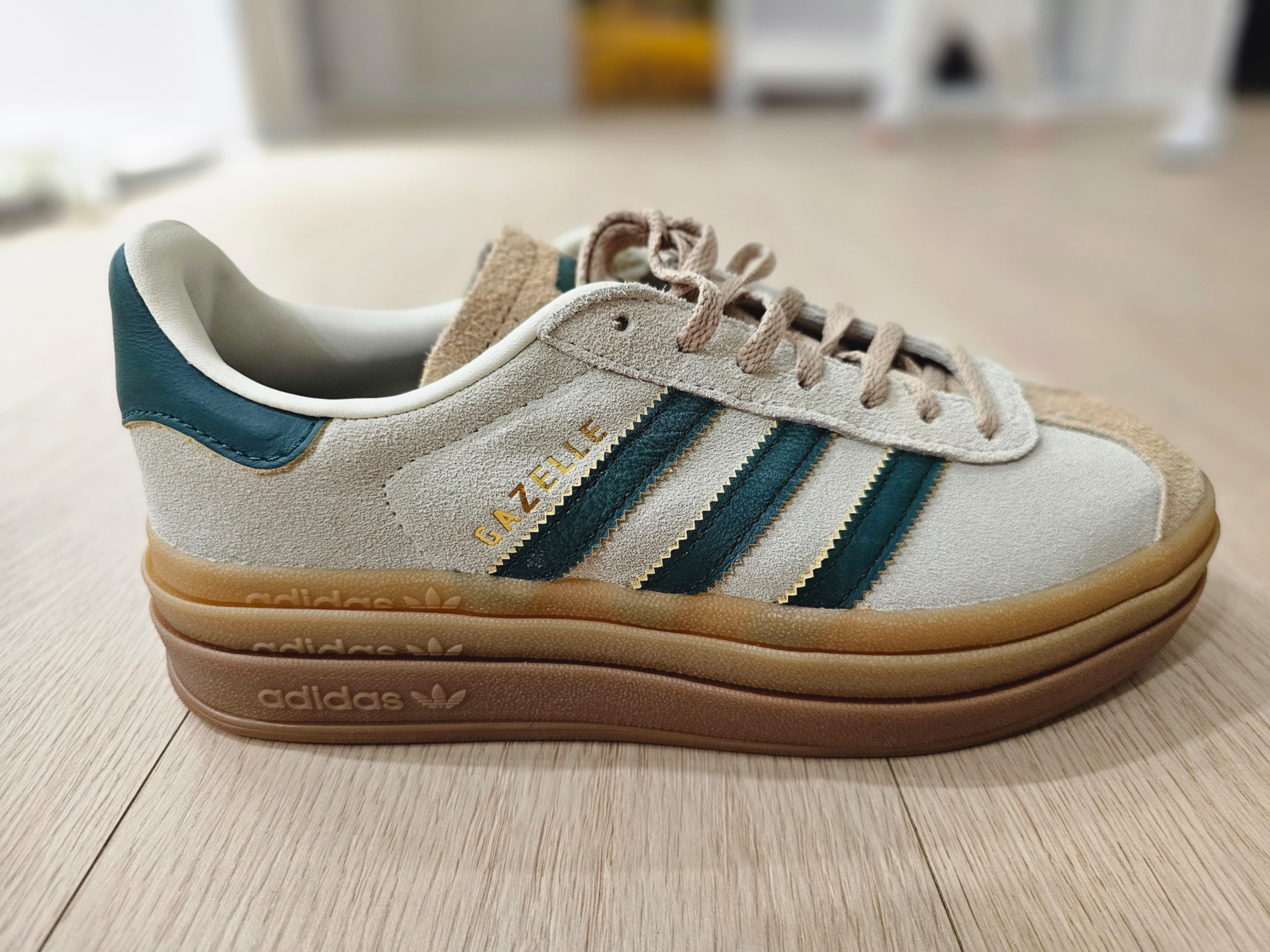 (W) Adidas Gazelle Bold Cream White Collegiate Green 착용 스타일 - 2