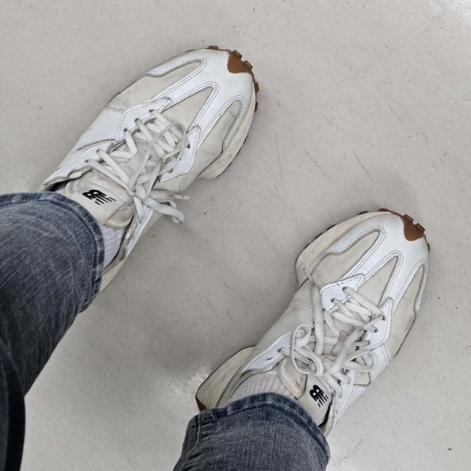 (W) New Balance 327 Leather White Moonbeam 착용 스타일