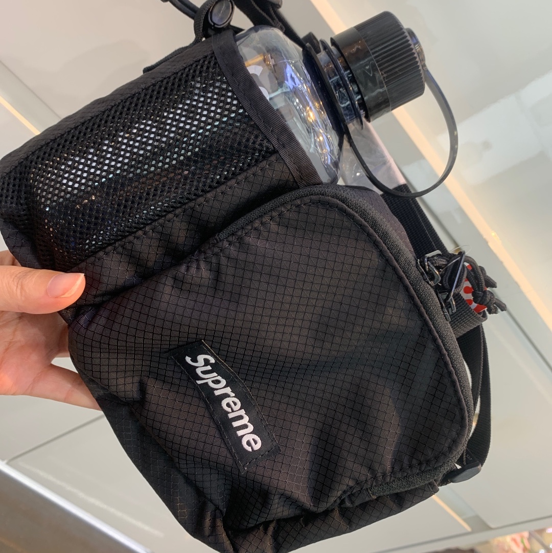 Supreme Side Bag Black - 22SS 착용 스타일